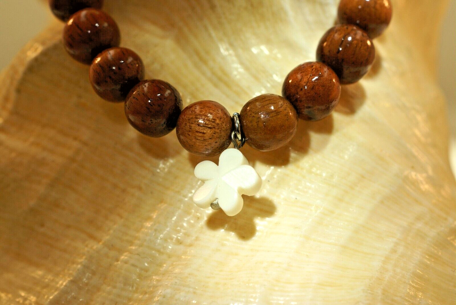 10MM HAWAIIAN KOA WOOD ROUND BALL BEAD & CARABAO BONE PLUMERIA STRETCH BRACELET