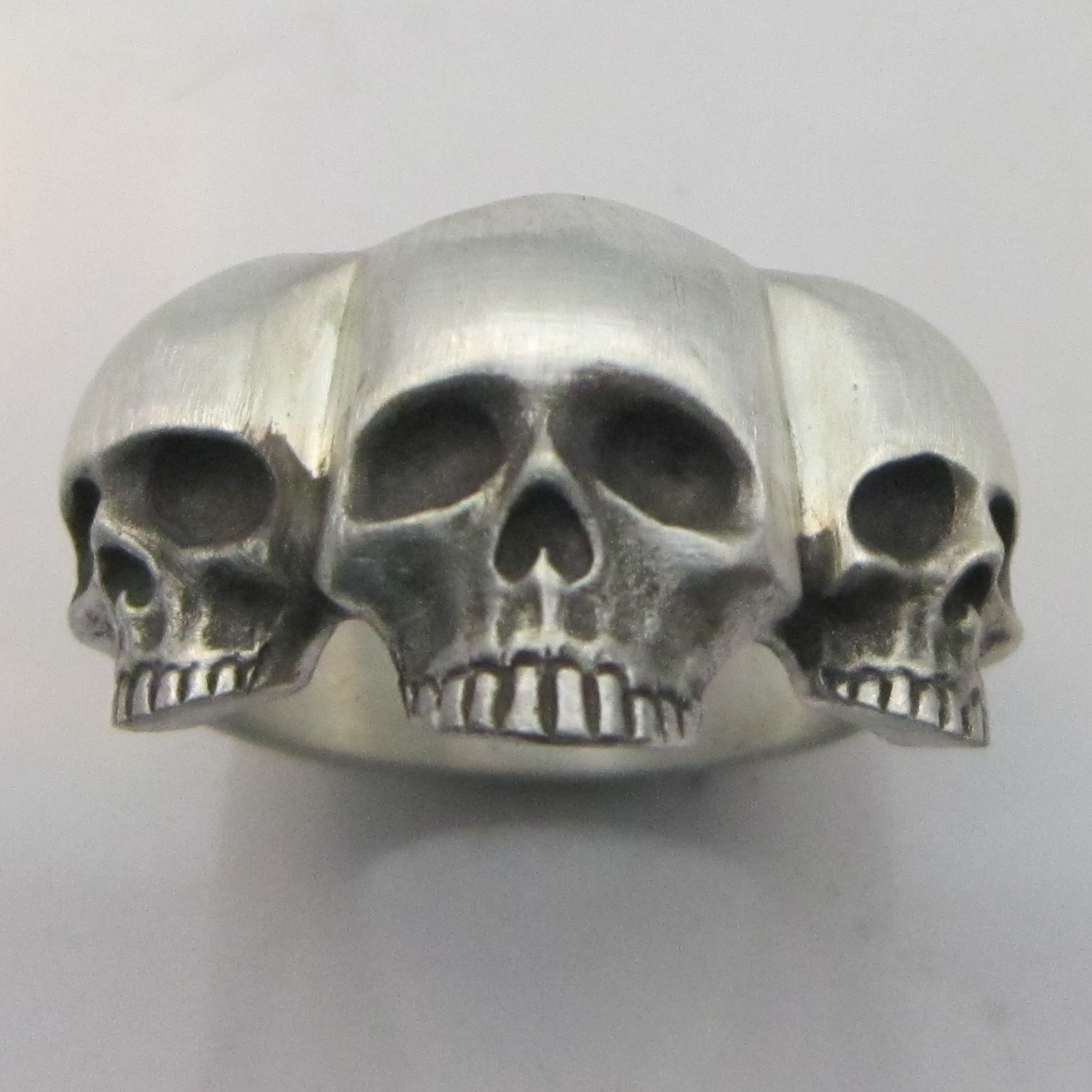 MJG STERLING SILVER TRINITY 3 SKULL RING. BIKER. GUITAR PLAYER. SZ 11. 23 G