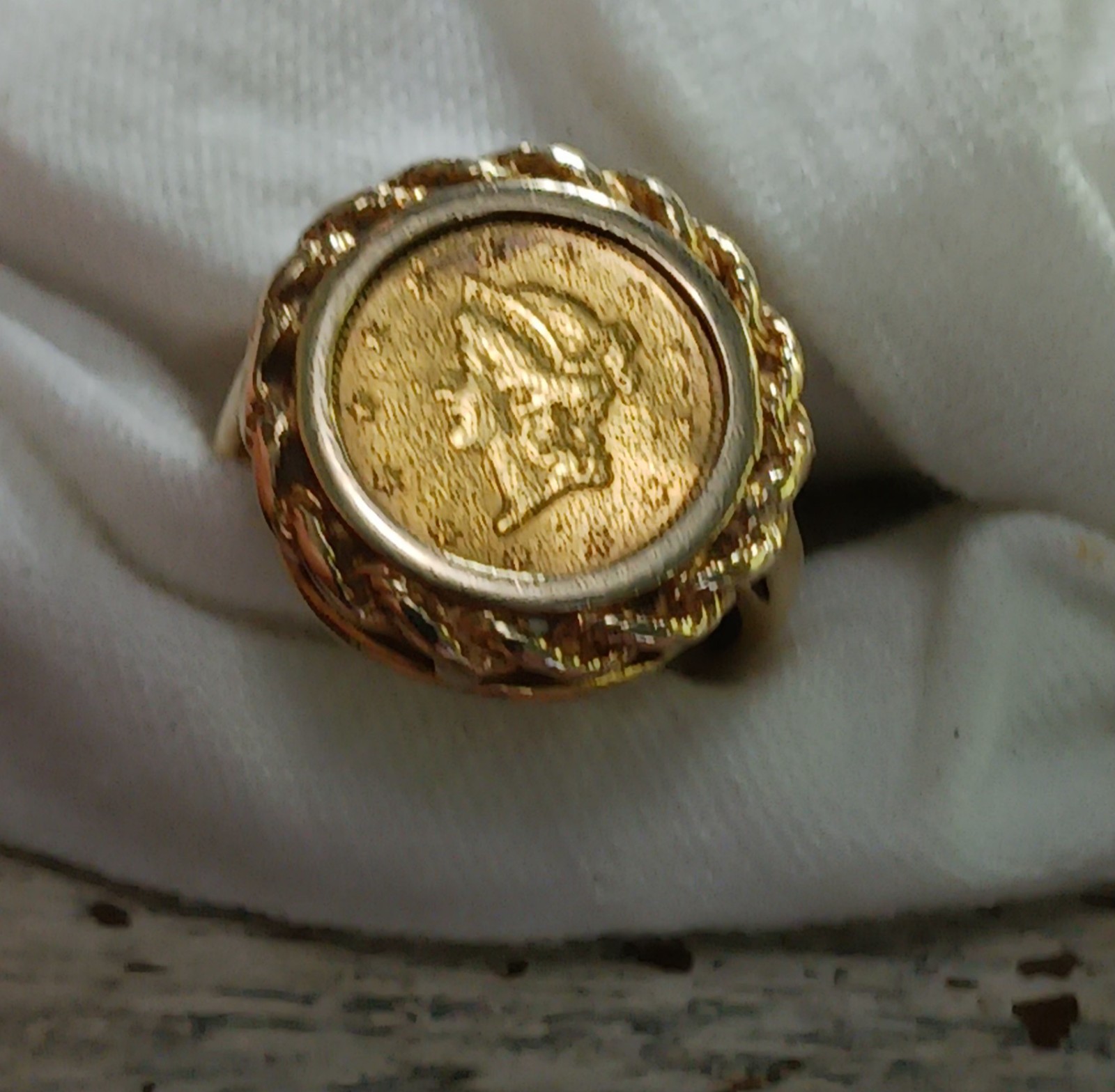 1851-P GOLD $1 COIN SET IN 14K GOLD RING Weighs 5.67 gm. pre-owned size 8