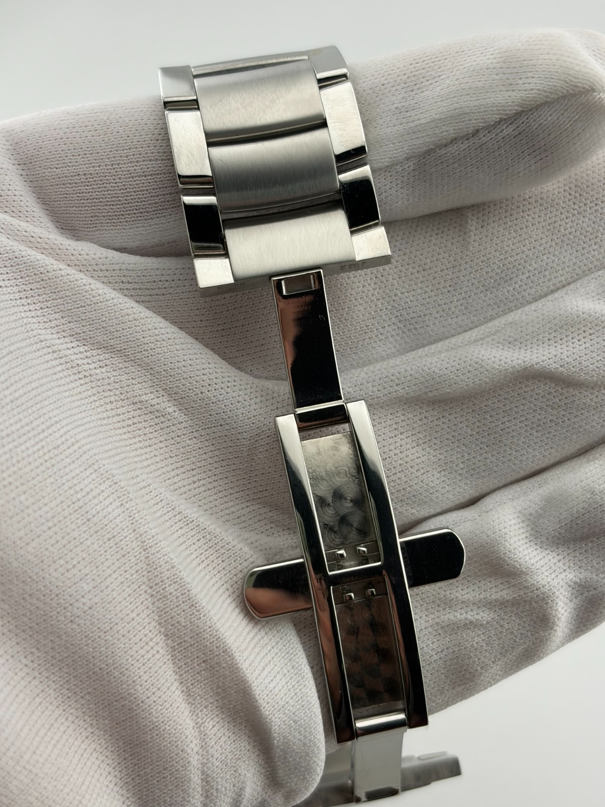 **LAST ONE- BRAND NEW, DISCONTINUED DESIGN – GUCCI 8500M Silver Swiss-Made Watch