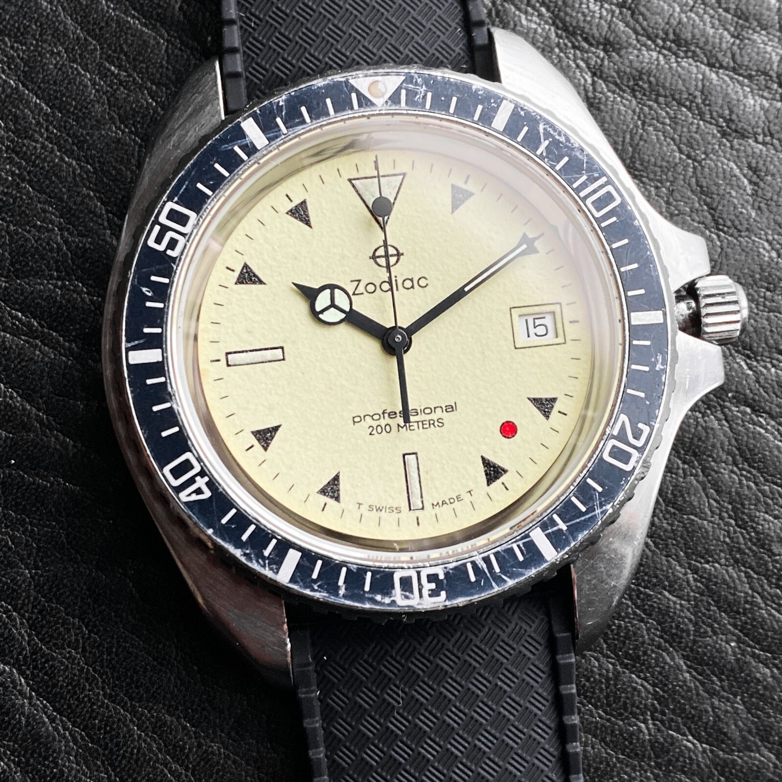 EXCELLENT ZODIAC VINTAGE RED POINT RED DOT 106.21.07 QUARTZ DIVER SWISS