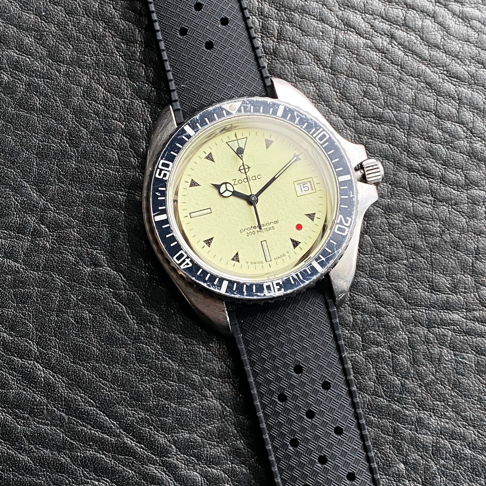 EXCELLENT ZODIAC VINTAGE RED POINT RED DOT 106.21.07 QUARTZ DIVER SWISS