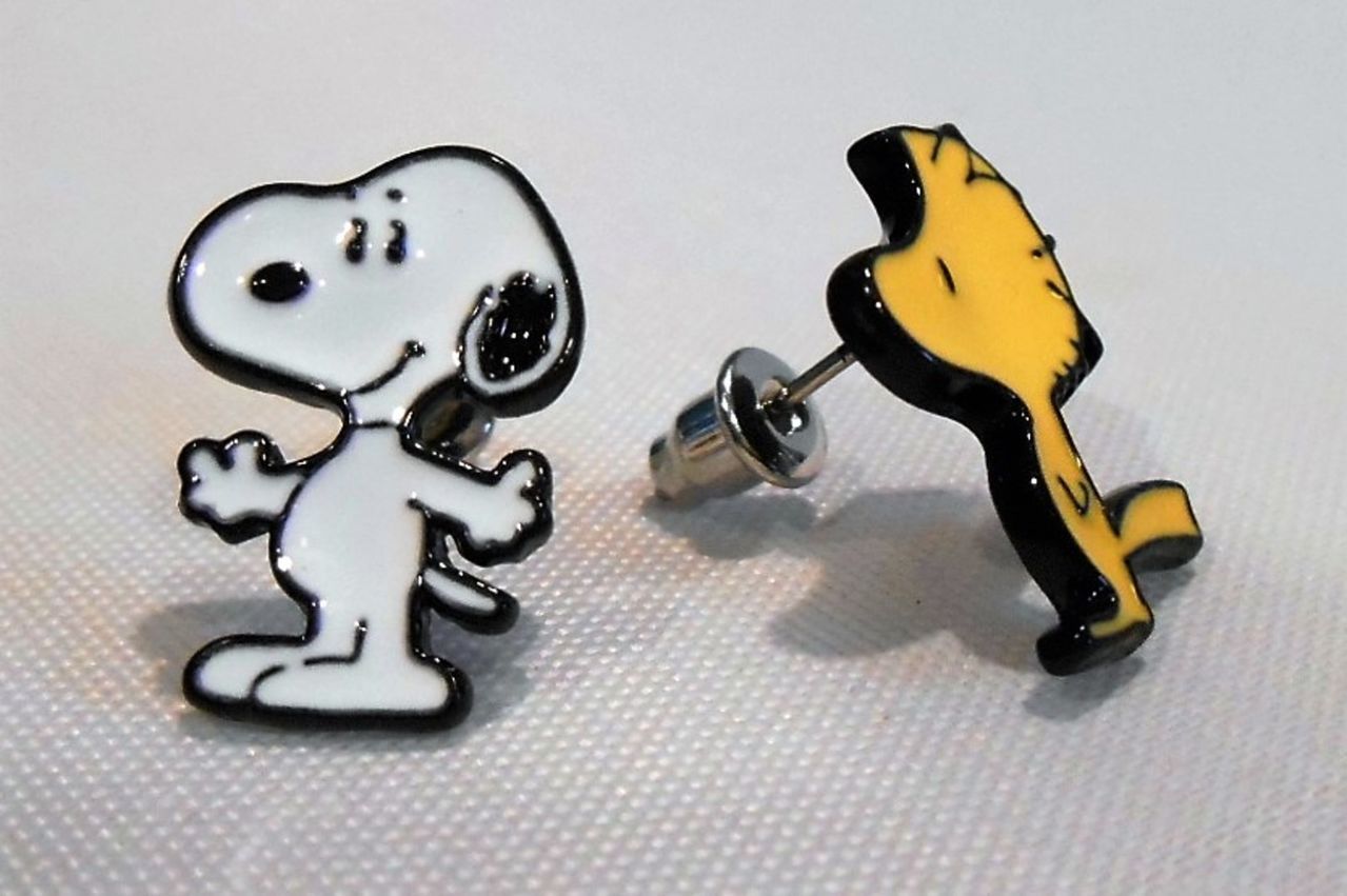 PEANUTS SNOOPY & WOODSTOCK 1st QUALITY ENAMEL STUD EARRINGS APPROX. 1/2″ IN BOX