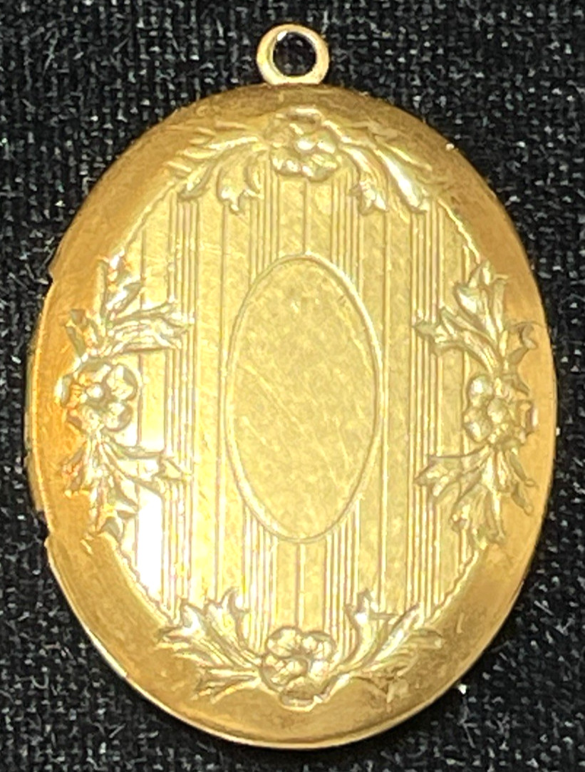 VINTAGE VICTORIAN STYLE OVAL FLORAL MOTIF GOLD TONE LOCKET FOR PHOTOS 1-1/4″ HI