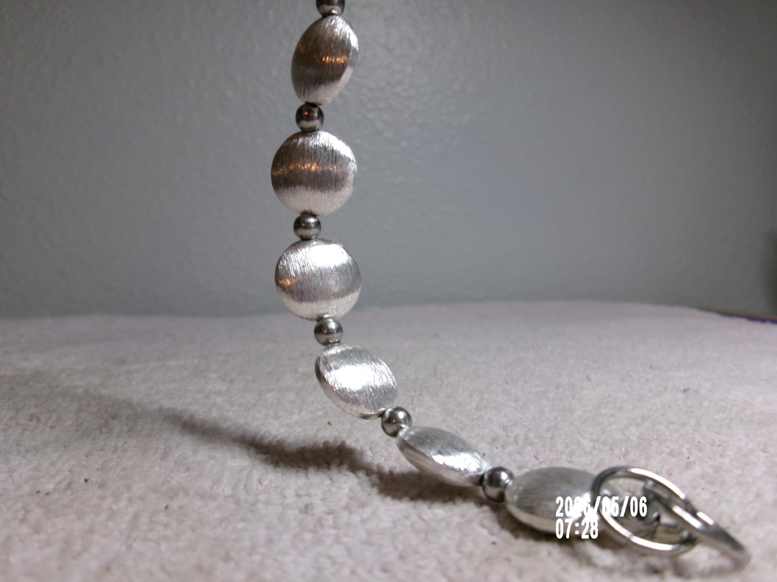 SILVER BRUSHED FINISH PUFFY CIRCLE LINK BEADED BANGLE/BRACELET 7″L