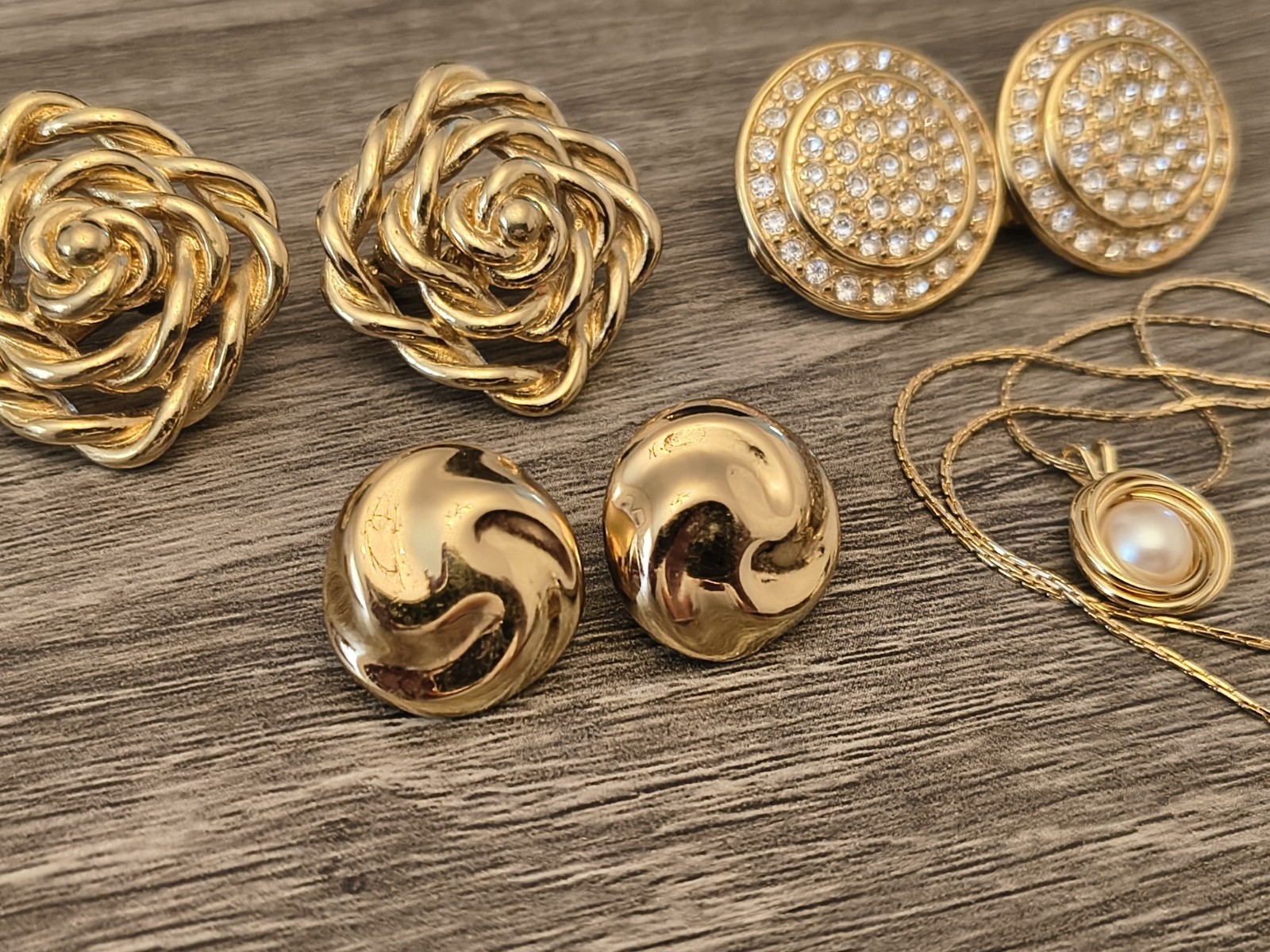 Monet Lot Of 4 Pieces Clip On Earrings And Necklace Gold Tones