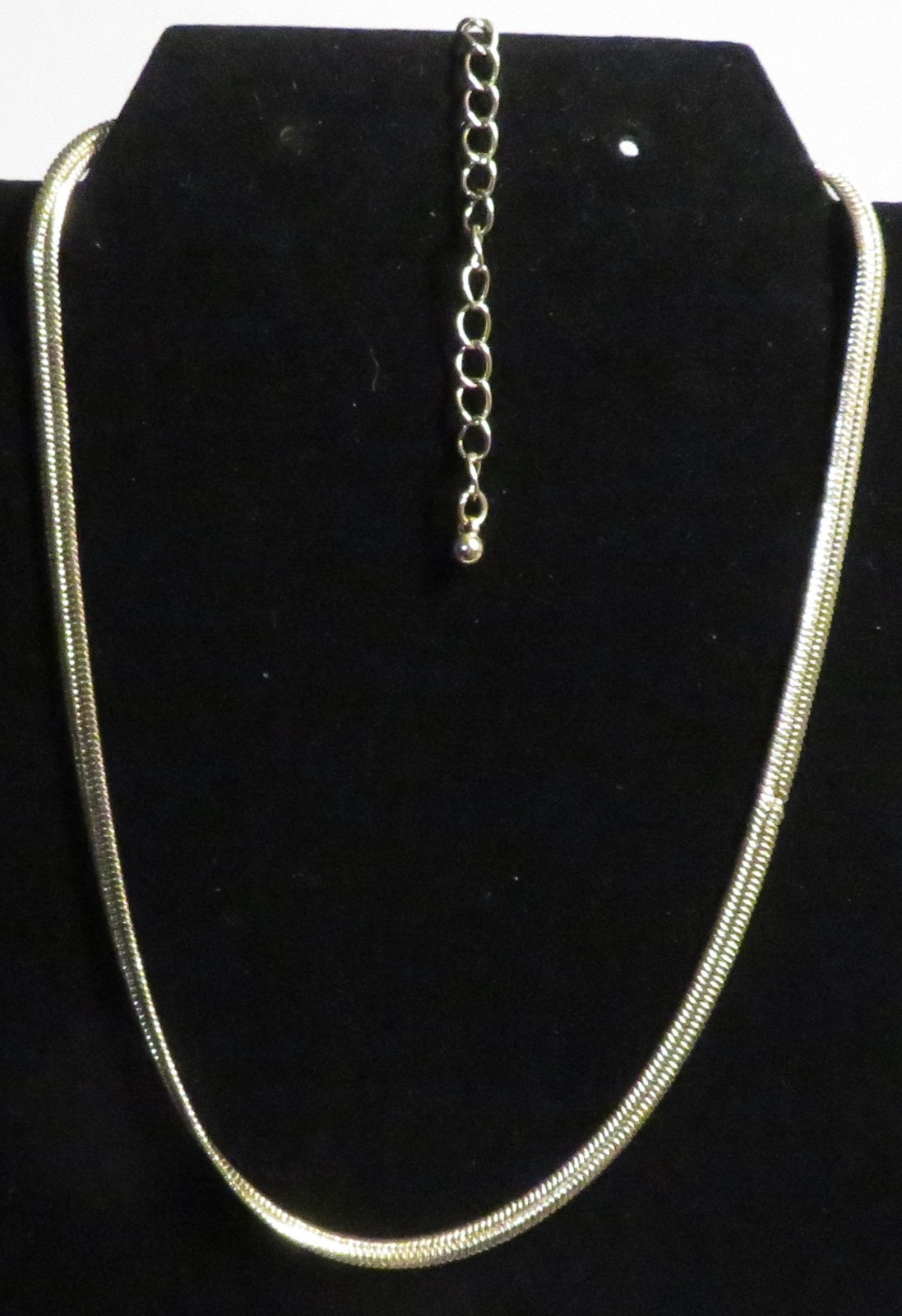 Vintage Women Gold Tone Herringbone Chain Necklace Flat Snake Choker 15-19″ adju