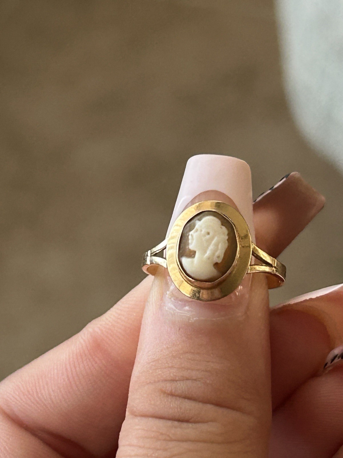 14k Stamped 585 Yellow Gold Ring Size 7.5 Vintage Left Facing Cameo Design 2.4g