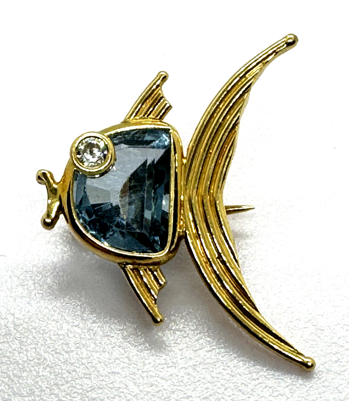 18k Le Gi Blue Topaz Fish Pin C Clasp little brooch with character 2.4 grams