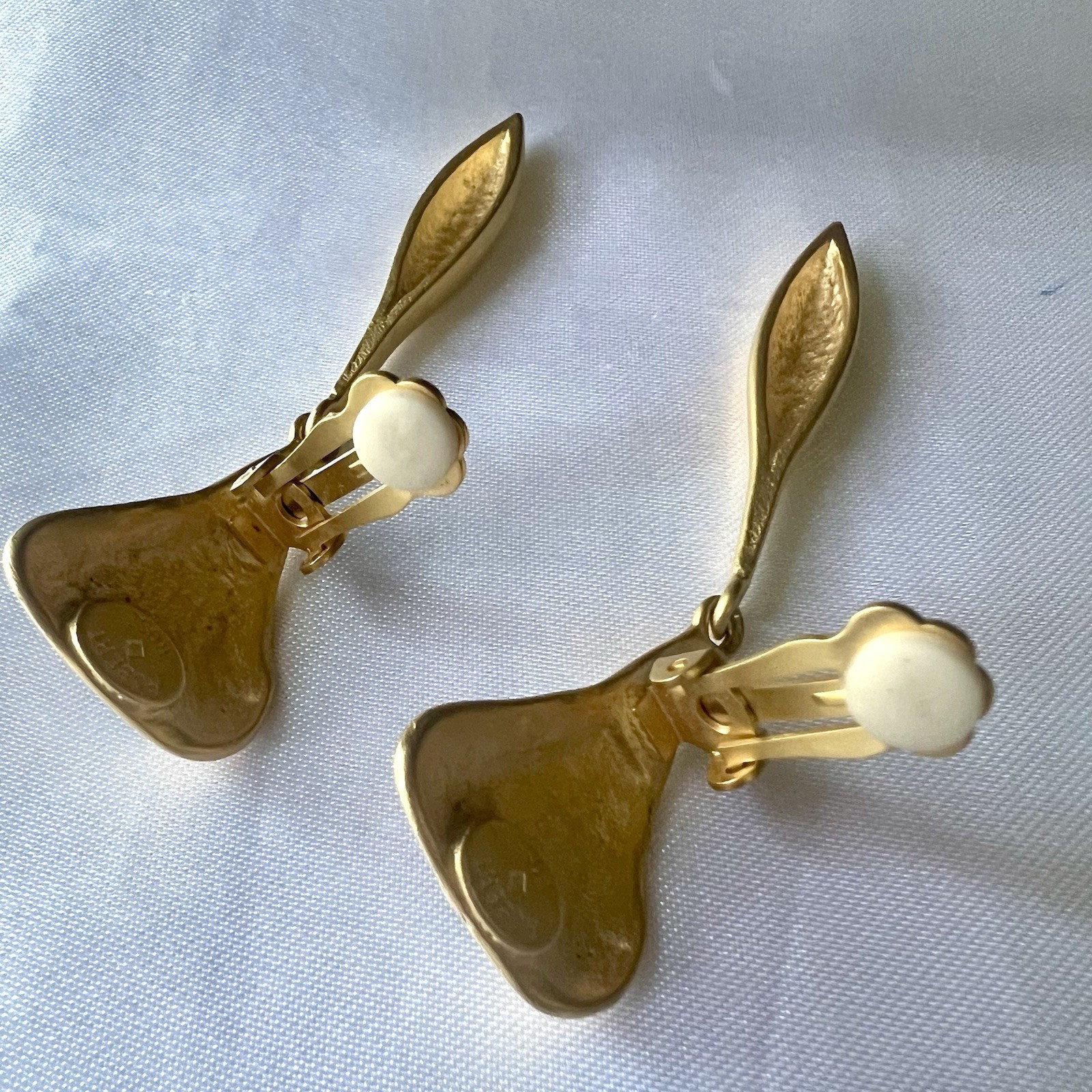 Vintage Robert Rose Signed Matte Gold Tone Blue Cabochon Clip On Dangle Earrings