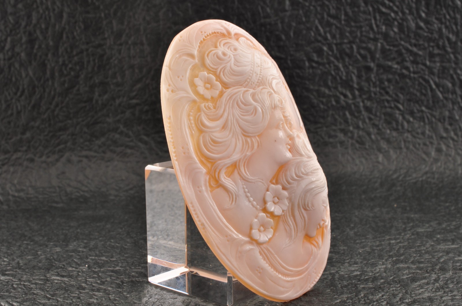 Vintage Large oval shell cameo carved “Three Girls” (155ct) sign by artist case