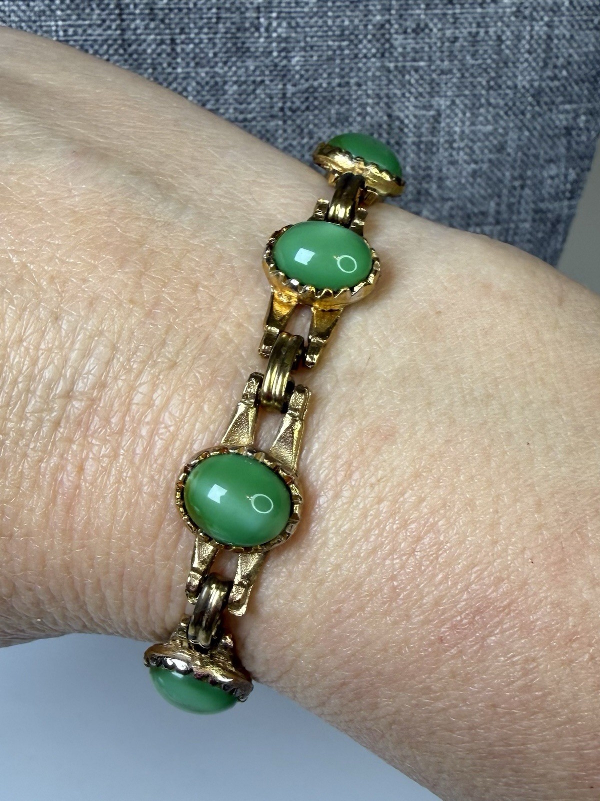 Green oval glass cabochons bezel set & gold tone link bracelet 6.5”