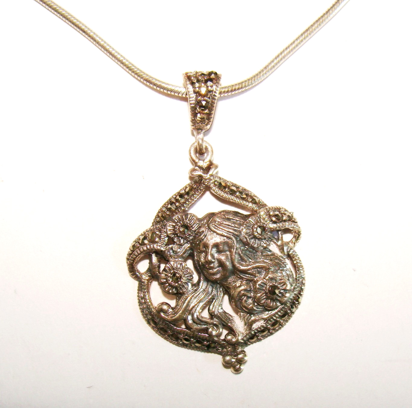 Nouveau Style 17.0g Sterling Silver Marcasite Lady Face Pendant & 18″ Necklace