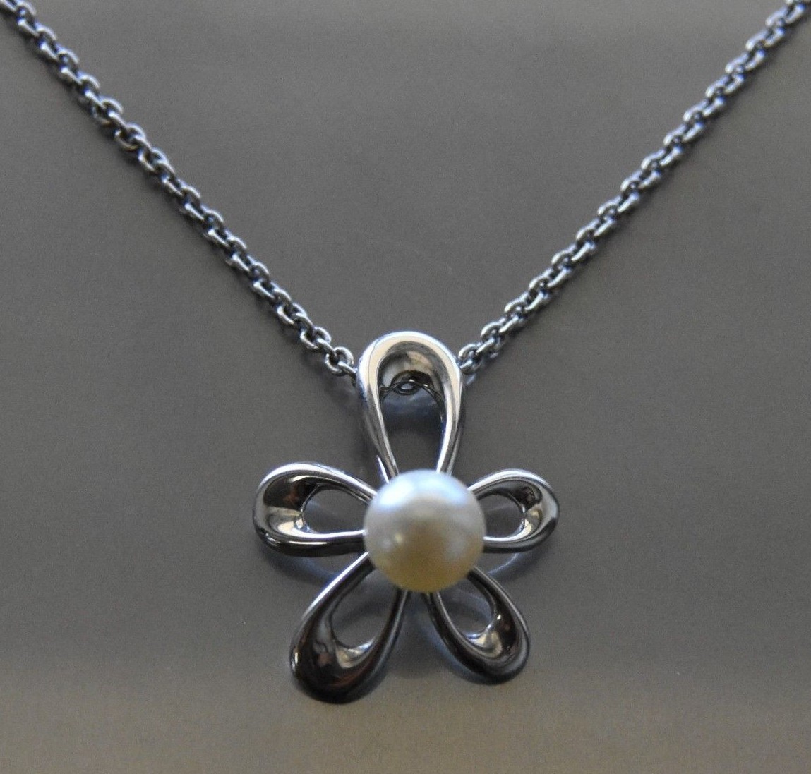 6.7mm Pearl 14k White Gold Shamrock Pendant/ Necklace ~ 17 inch long ~ 6.5 grams