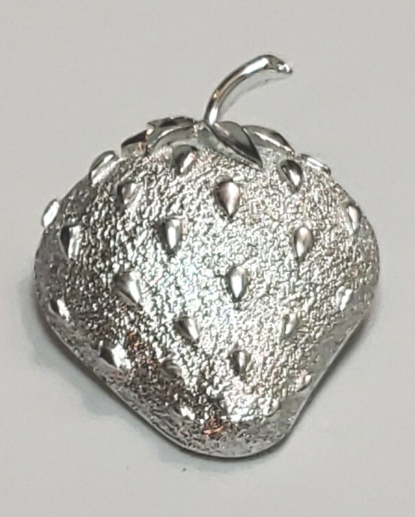 Sarah Coventry Silver Strawberry Silver Tone Metal Brooch Pin Lapel Scarf Pin