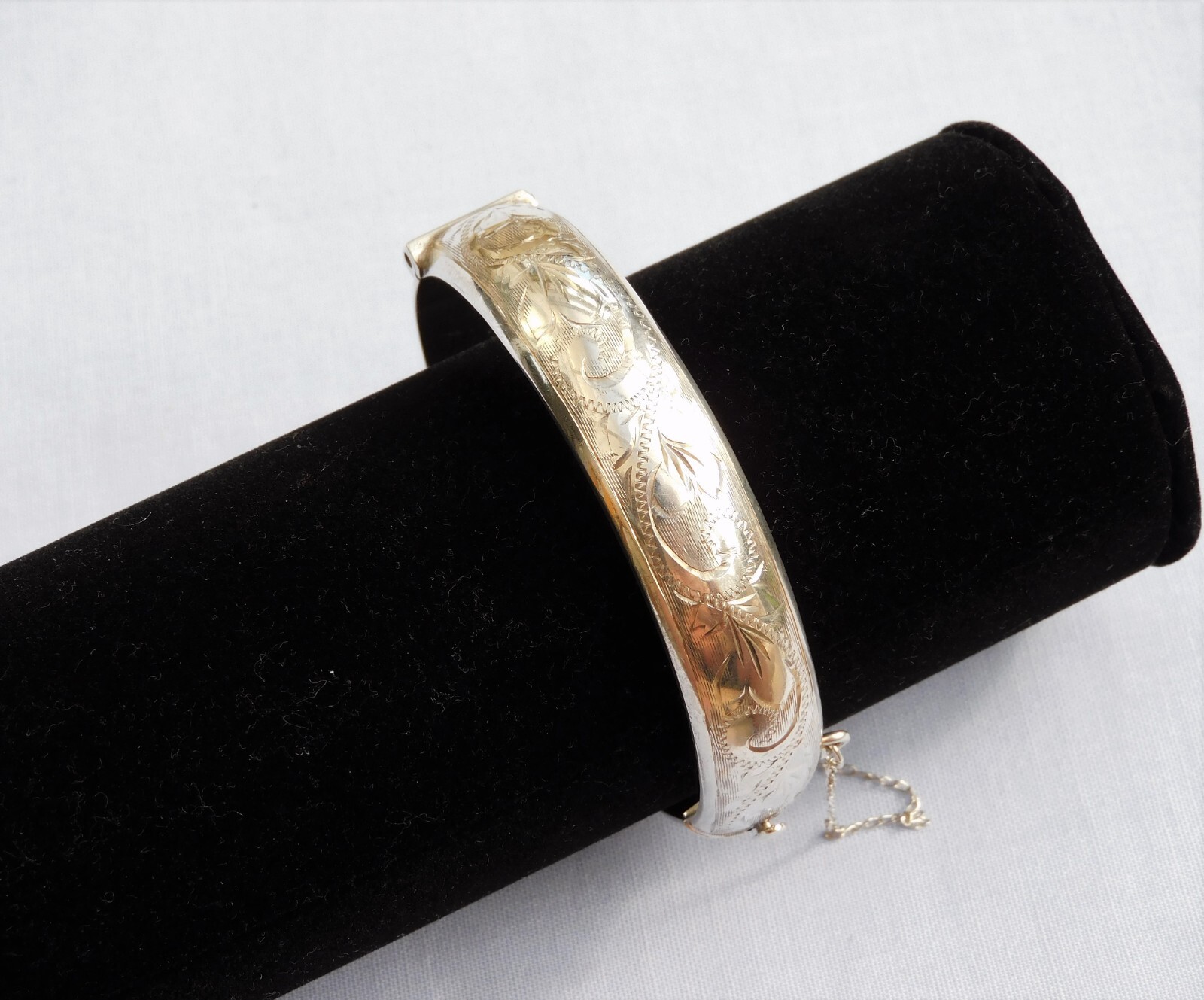CPS BIRMINGHAM 1966 HALF ENGRAVED SOLID STERLING SILVER HINGED FLORAL BANGLE
