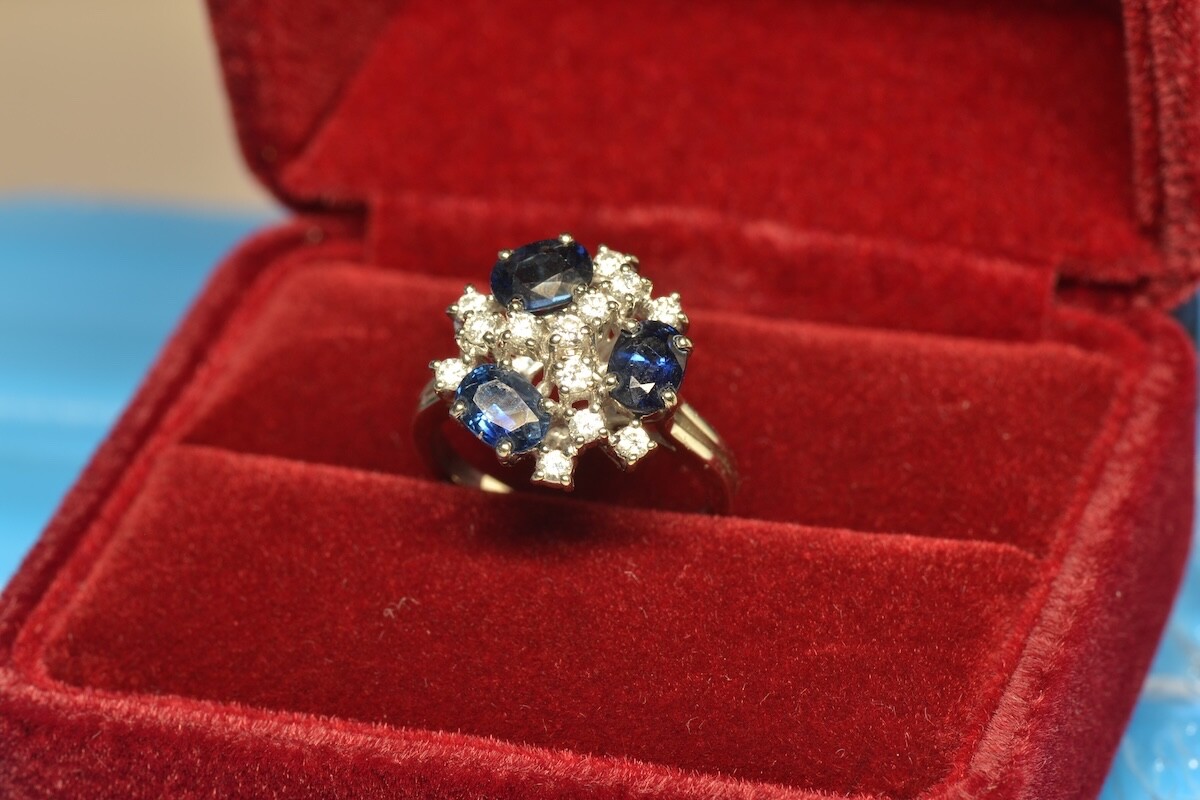 18ct Gold Blue Sapphire Brilliant Ring 750 White Gold Estimate: EUR 1700.00