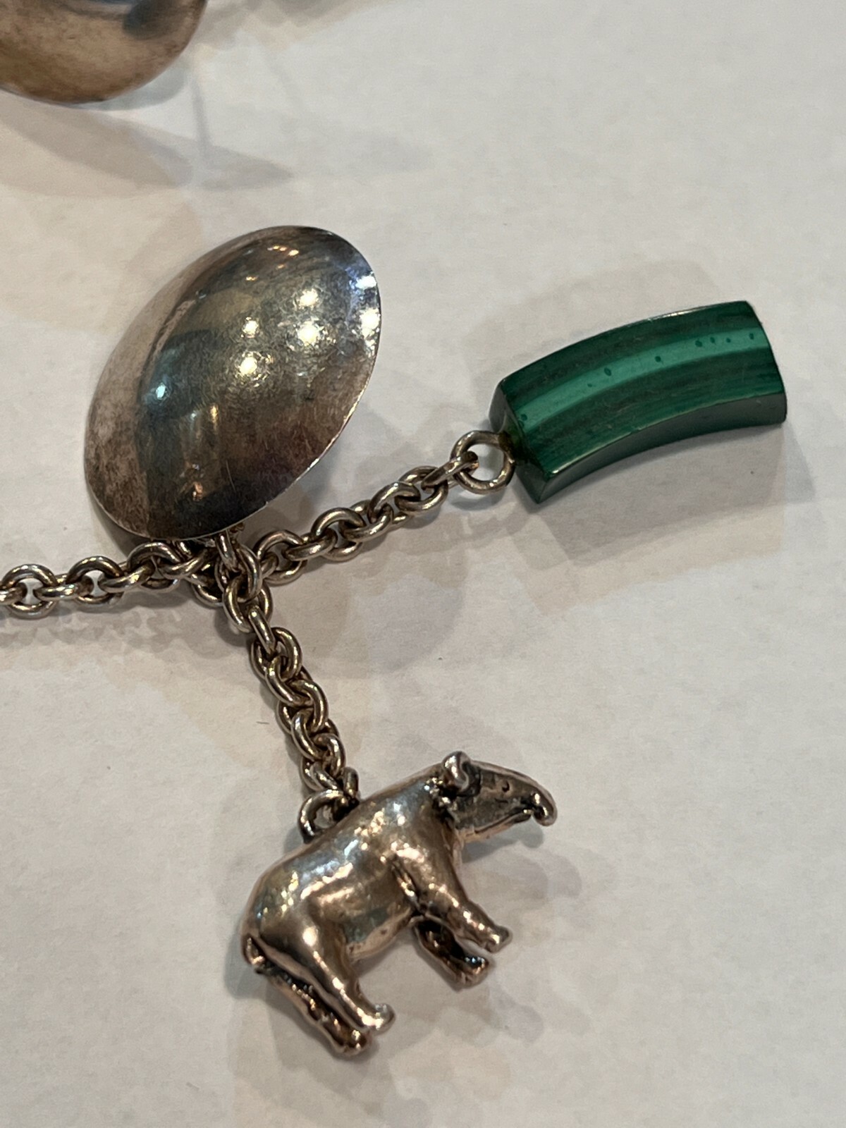 Vtg Susan Cummings hammered 925 silver Animal earrings with Malachite.