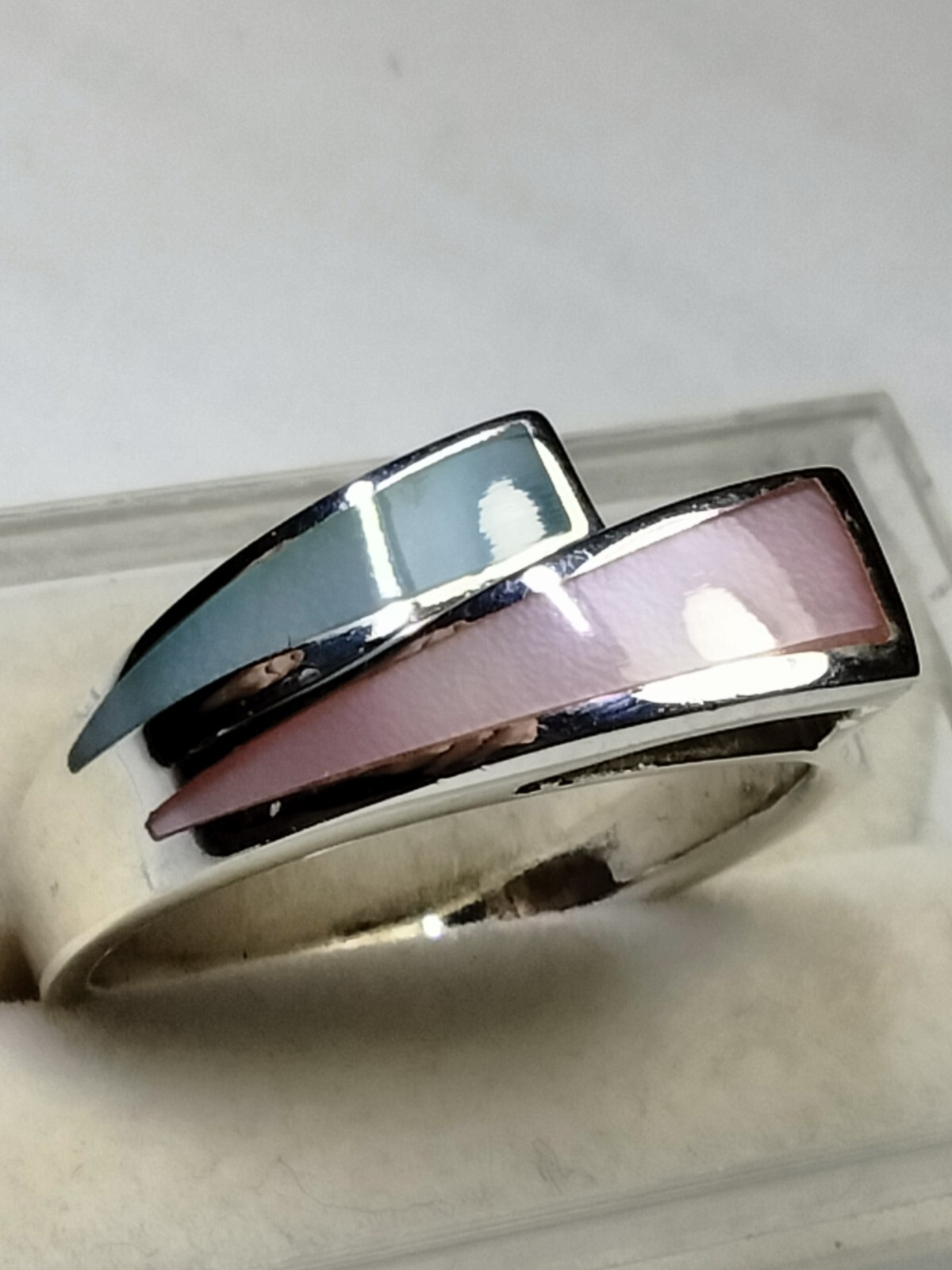 CHARMING MOP INLAYS IN TRENDY STERLING SILVER.925 RING SIZE 8.75-9.0