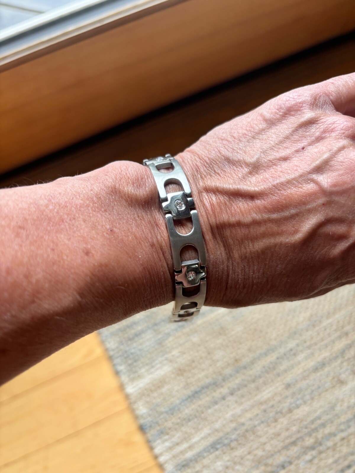 Men’s Stainless Steel linked 8.5″ bracelet with faux diamonds