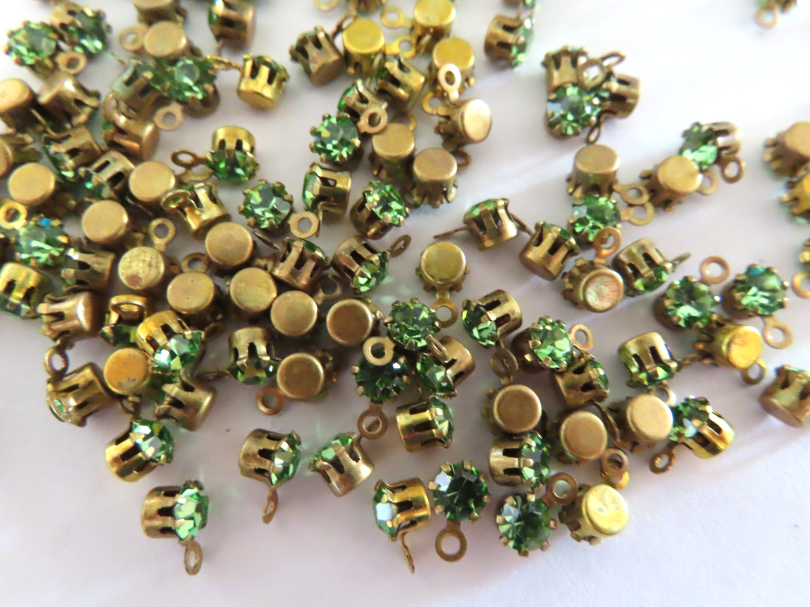 72 Swarovski Rhinestones 32pp Peridot/ 1-loop brass tiffany settings.