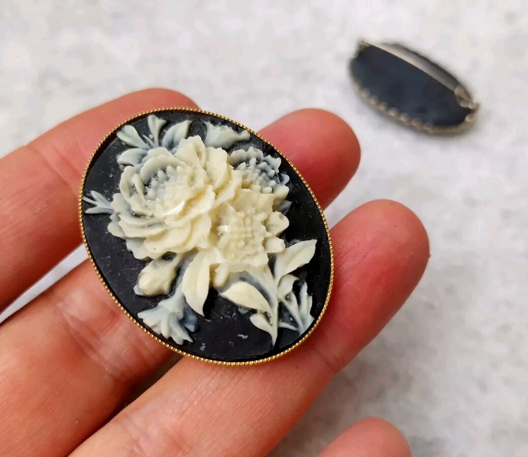 Two wonderful vintage brooches, like cameos