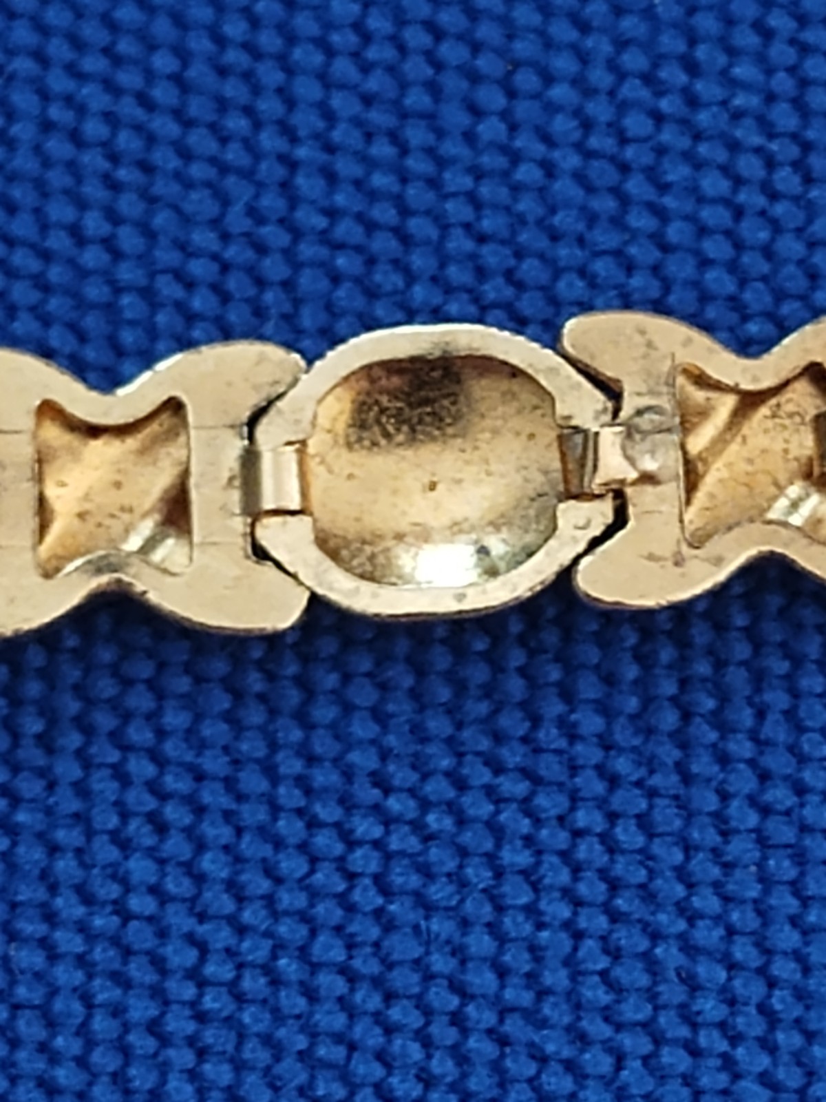 10k Gold, T&C Hugs and Kisses Bracelet 7.25 inch long.
