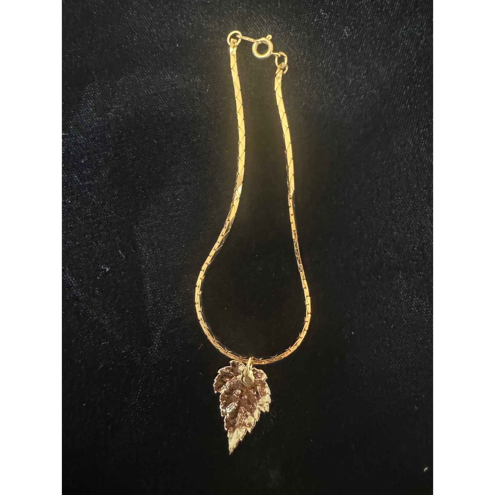 Gold Tone Leaf Pendant Necklace Flat Link Chain 15 Inch Nature Inspired Jewelry