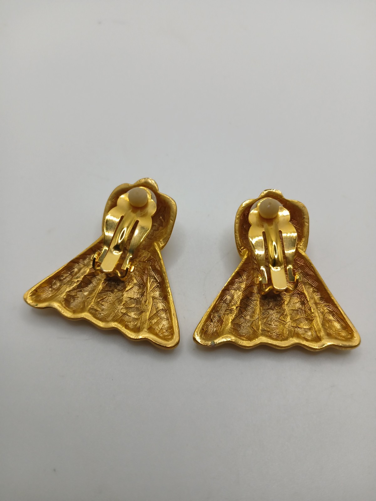 Premier Designs Large Gold Toned Stylized Clip On Earrings. NWT