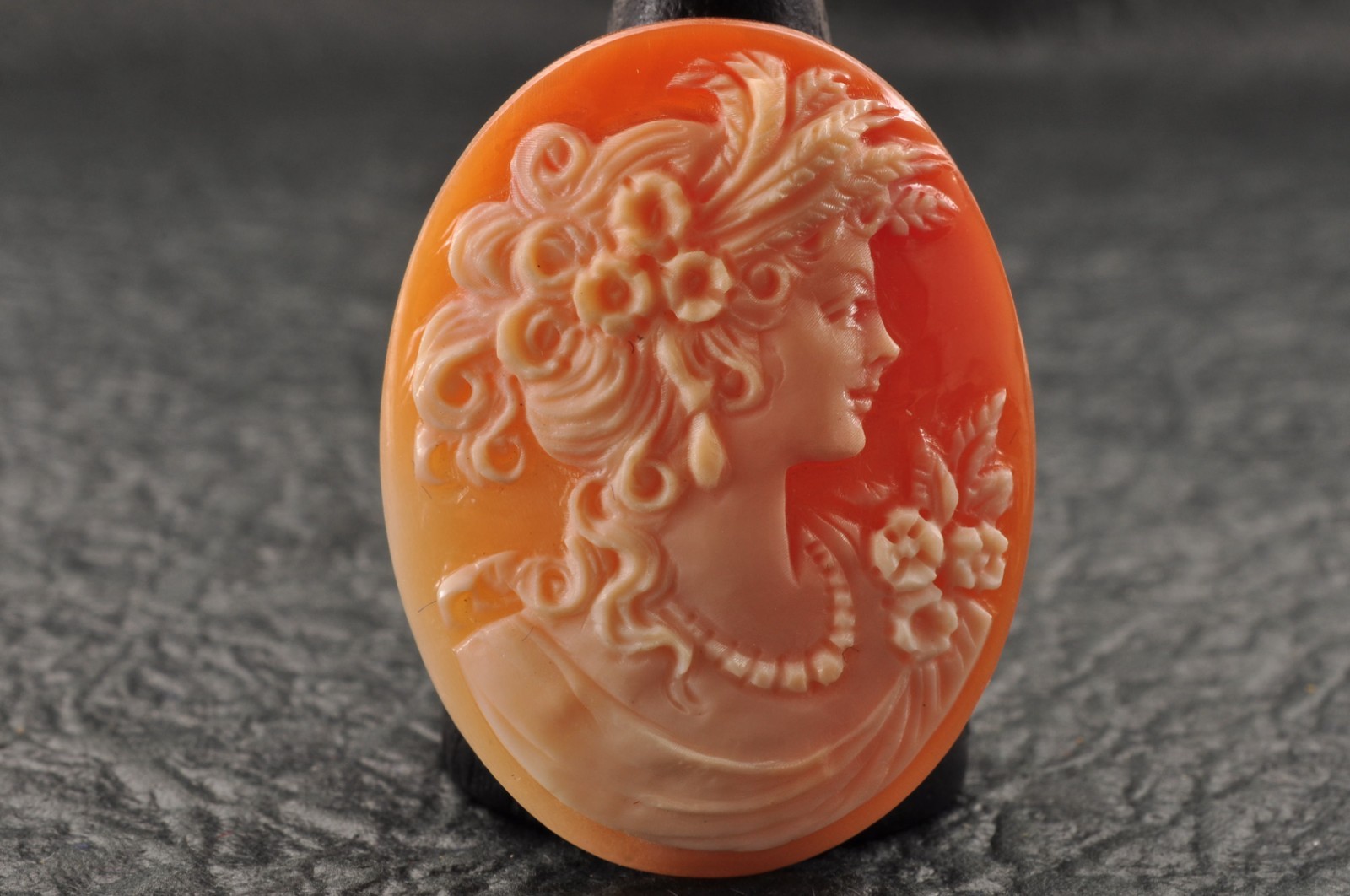 9 items , vintage shell cameo White and brown color (Total 188.5ct) with case.