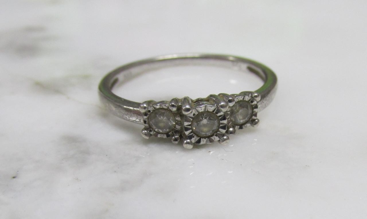 Women’s Vintage 3 Stone Diamond Sterling Silver Ring ~ Size 7.75 ~ 2g ~ 6-C453