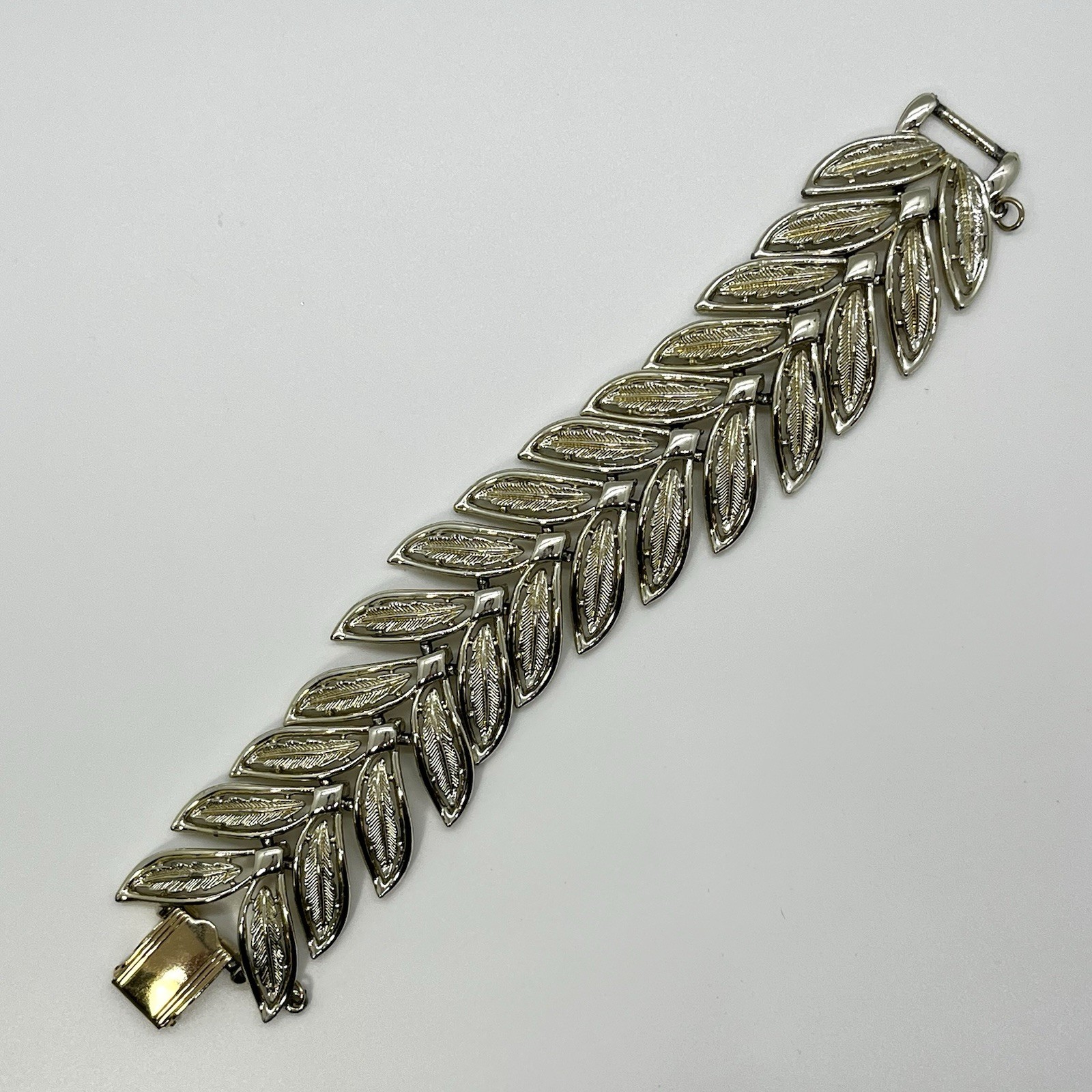 Coro Gold Tone Leaf Link Bracelet 7” Fold Over Clasp Missing Safety Chain Signed