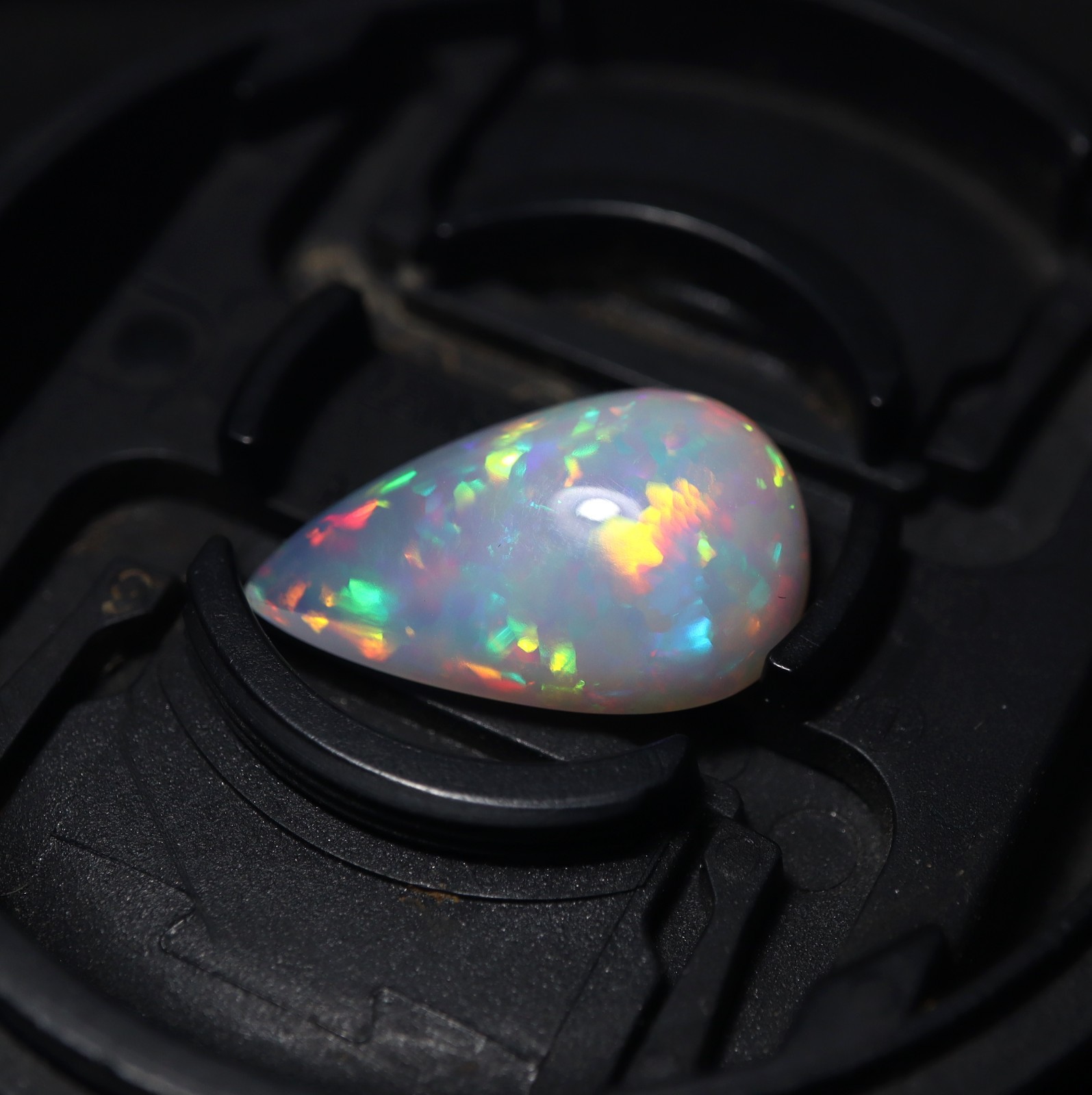 4.2 Cts 16.5×10.2 MM Real AAA Green Red Yellow Fire Ethiopian White Opal Pear