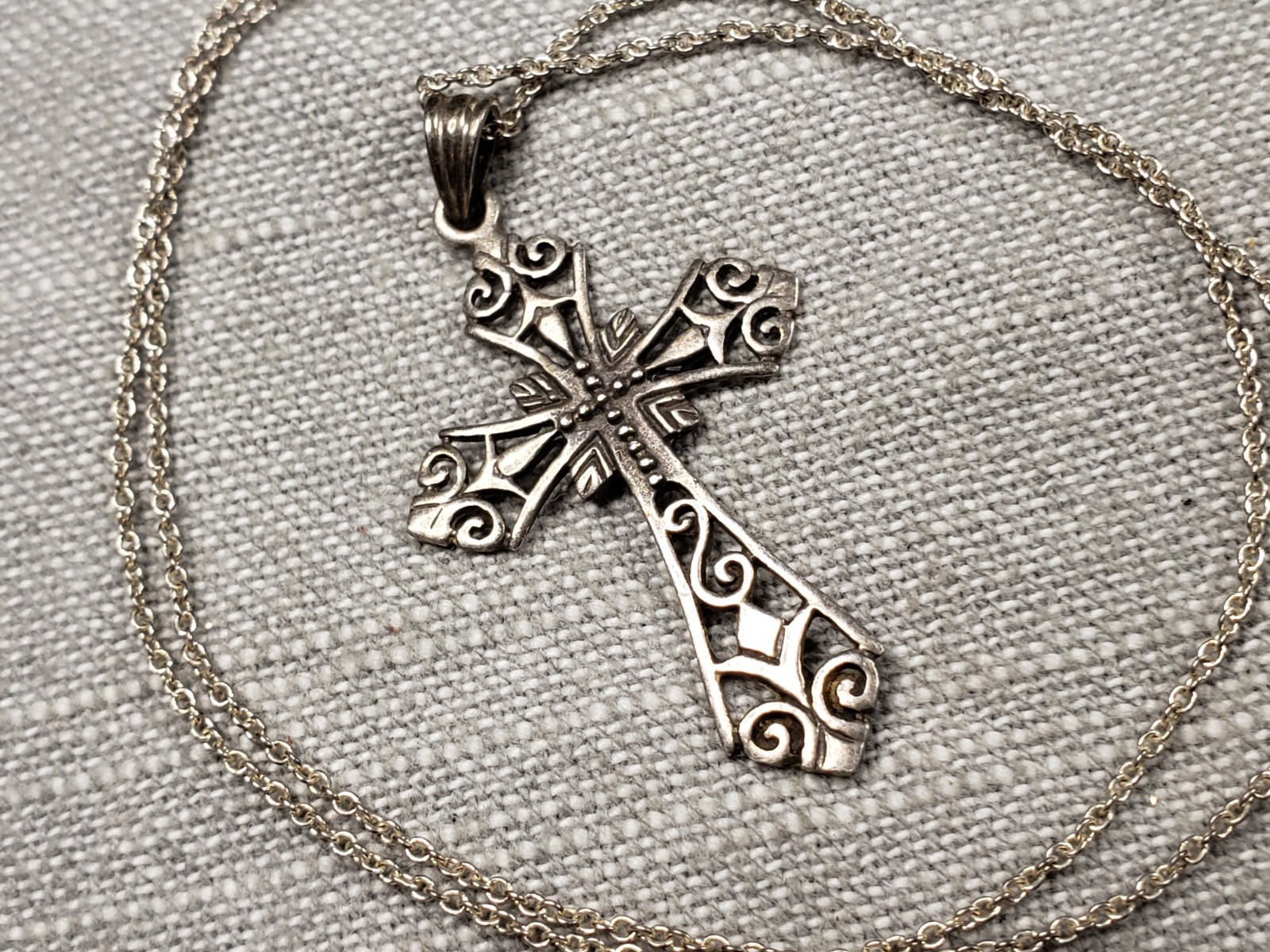 Beautifully Detailed Christian Cross 925 Sterling Silver Pendant & Necklace C41