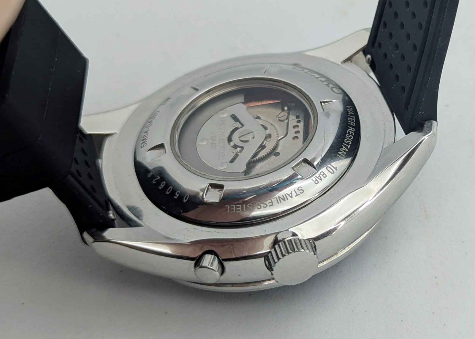 Seiko Kinetic 5M84-0AB0 Retrograde Day Black Dial 100M | New Cap Silicone Strap