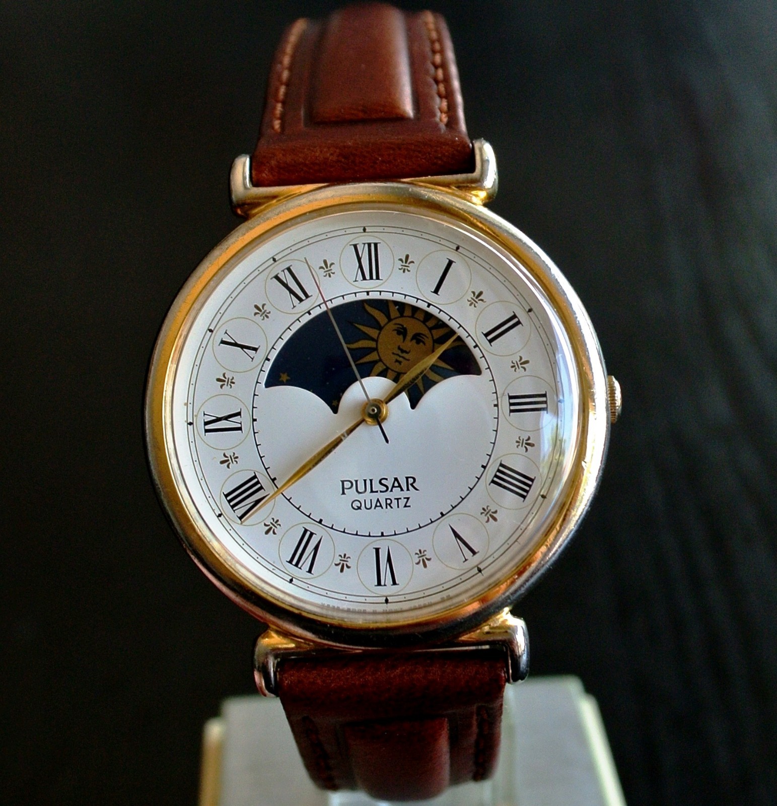 VINTAGE PULSAR SEIKO ELEGANT MOON PHASE QUARTZ MEN’S GOLDEN LEATHER DRESS WATCH