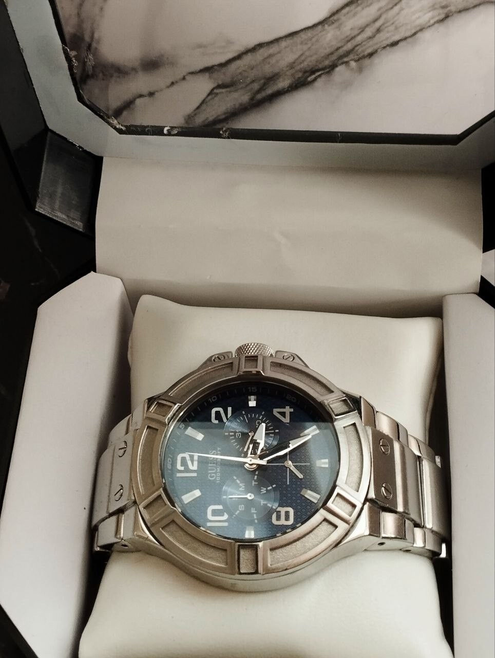 GUESS W0218G2 MENS SILVER STAINLESS STEEL WATCH WITH CASE GREAT CONDITION