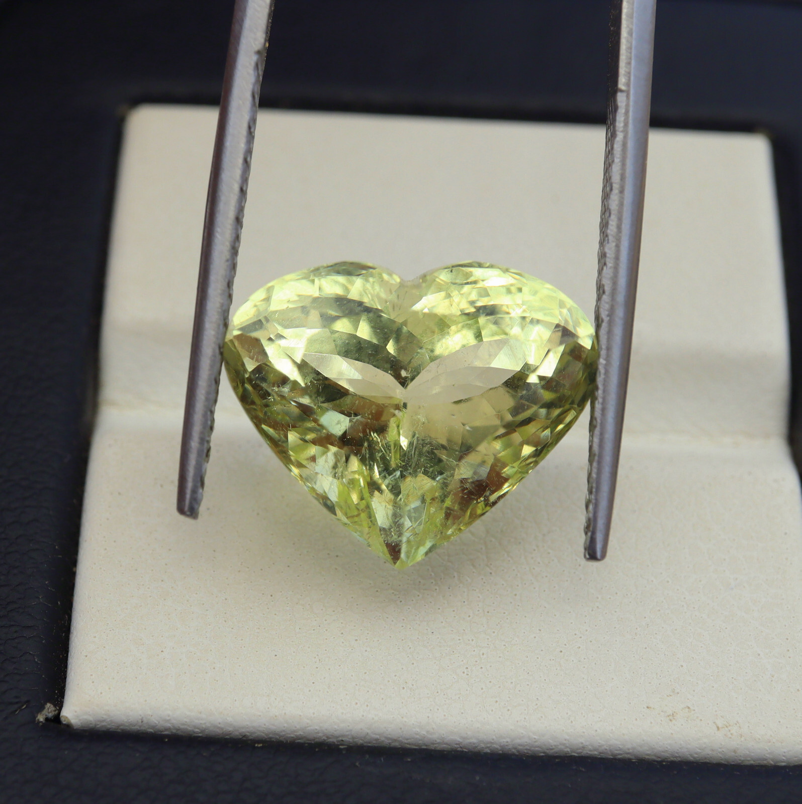 10.7 Cts 13.2×15.9 MM Natural Heliodor Aquamarine Faceted Heart Gemstone