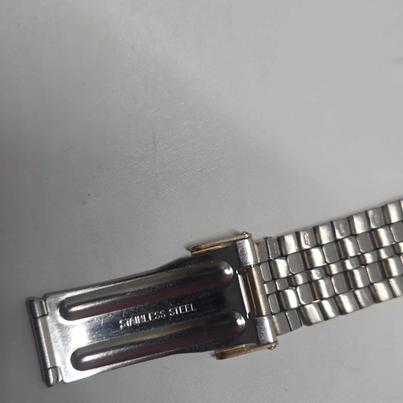 Guess Waterpro White Face Watch 50 Meters 165 Feet Water Resist New Battery