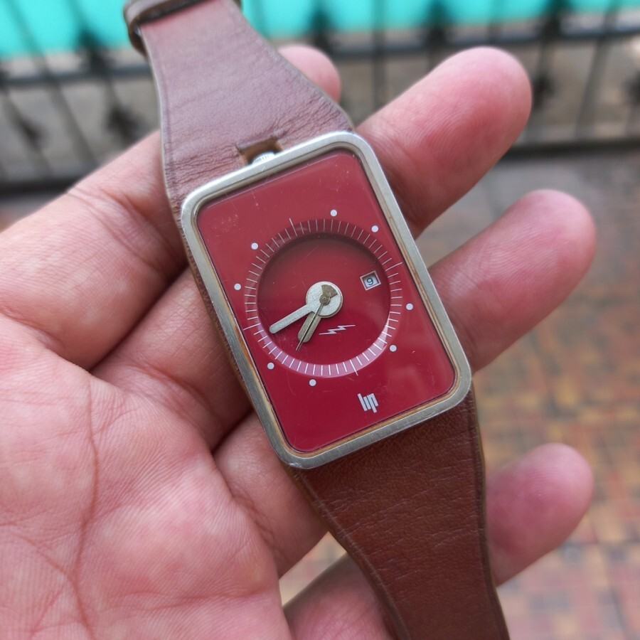 RARE LIP “Fridge” Red Burgundy Roger Tallon Design Quartz Swiss Vintage Watch