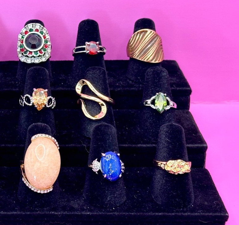 Lot 18 Fashion Rings Sizes 6 to 6.5 Including 1 Premier Design R-42