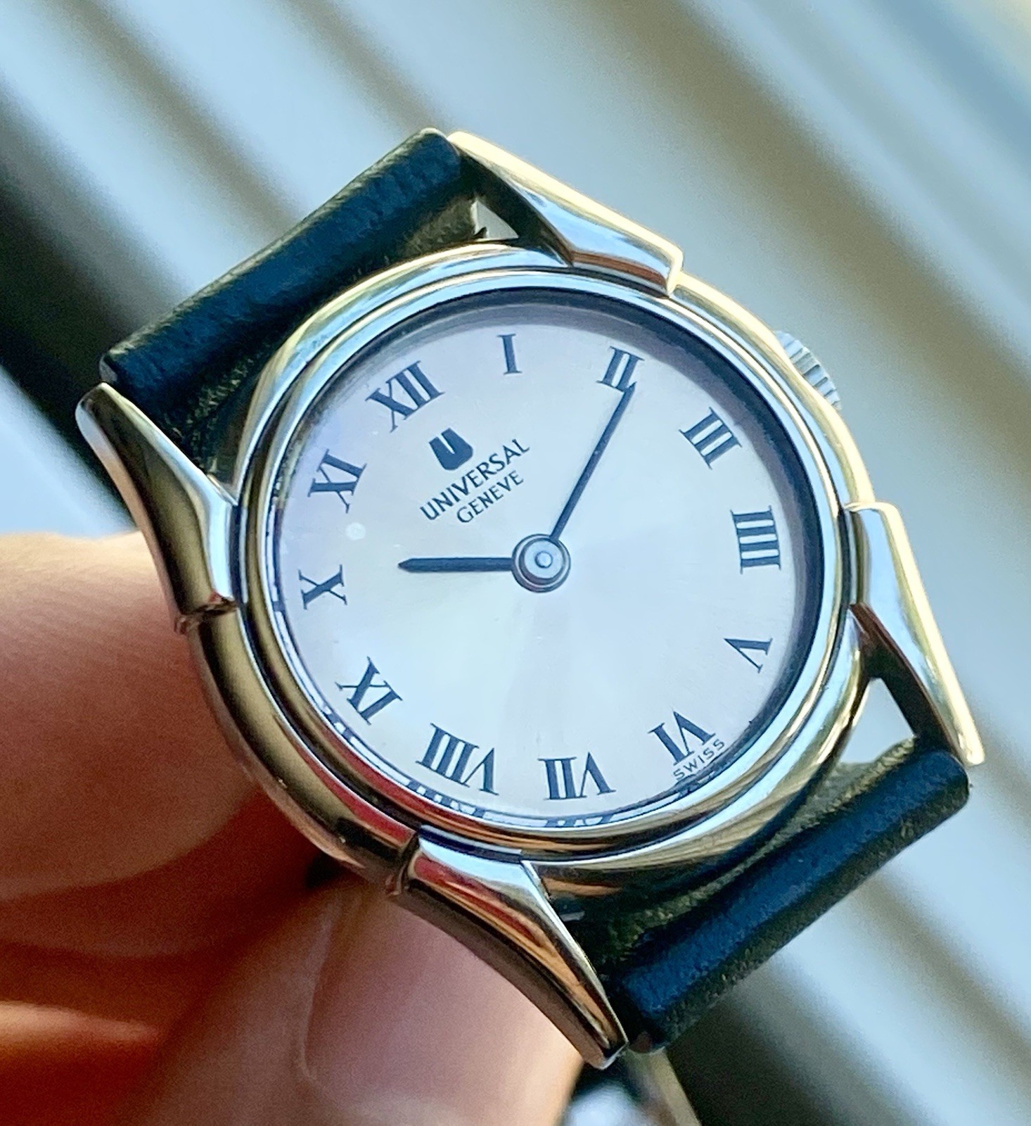 Universal Geneve Ladies 25mm Stainless Steel Bullhorn Case Cal. 1-42 Salmon Dial
