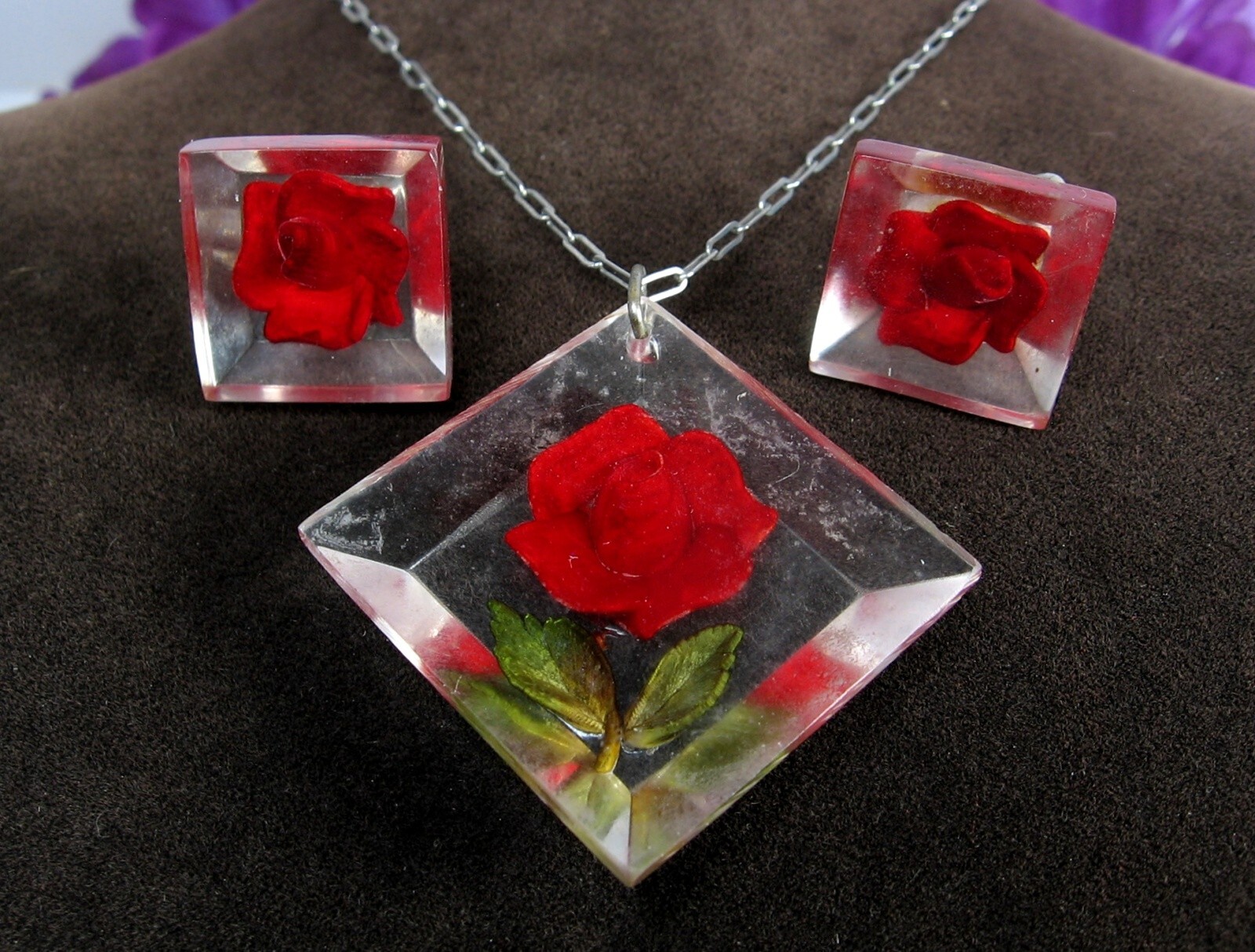 LUCITE Red ROSE NECKLACE & EARRINGS Vintage Set Screw Back Silvertone Chain 16″