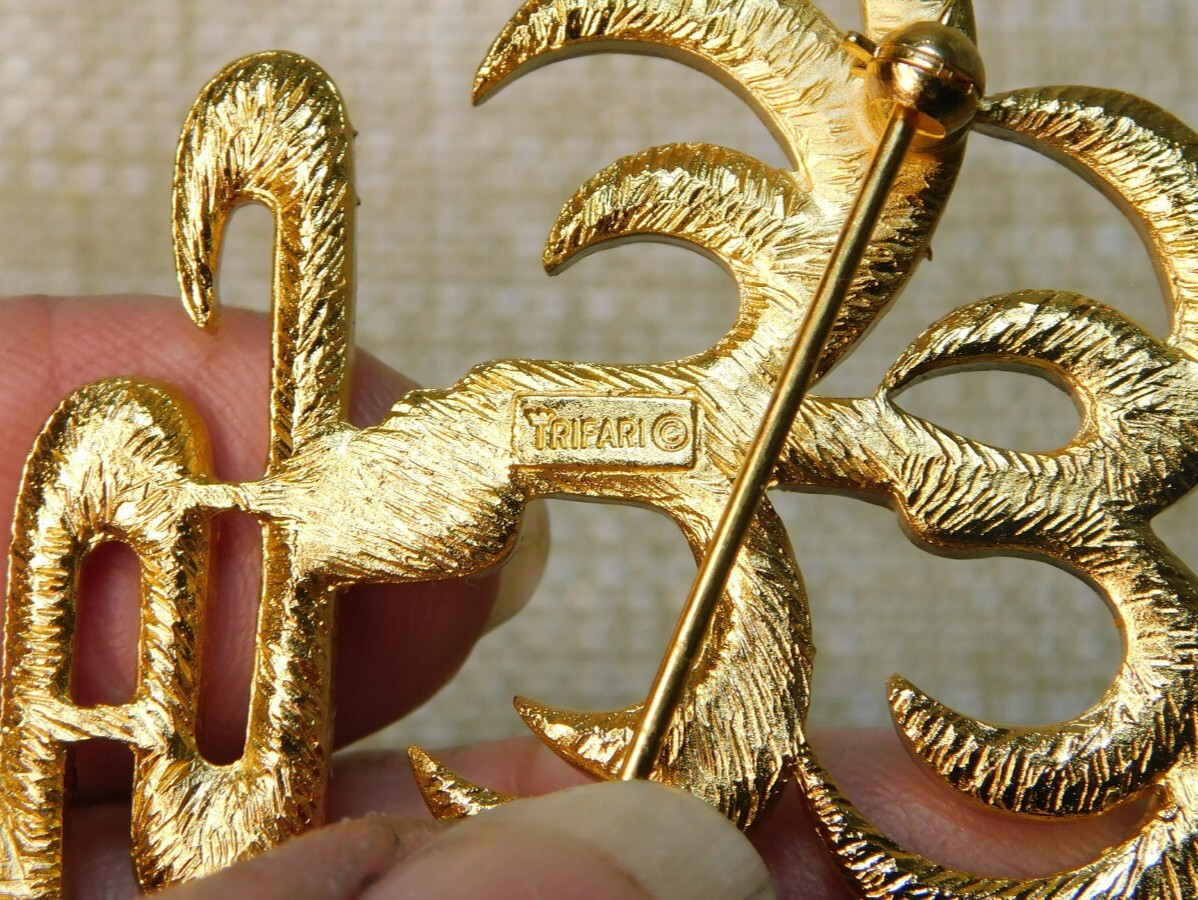 VINTAGE CROWN TRIFARI ” L’ORIENT ” ASIAN THEME WHITE ENAMEL GOLD TONE BROOCH