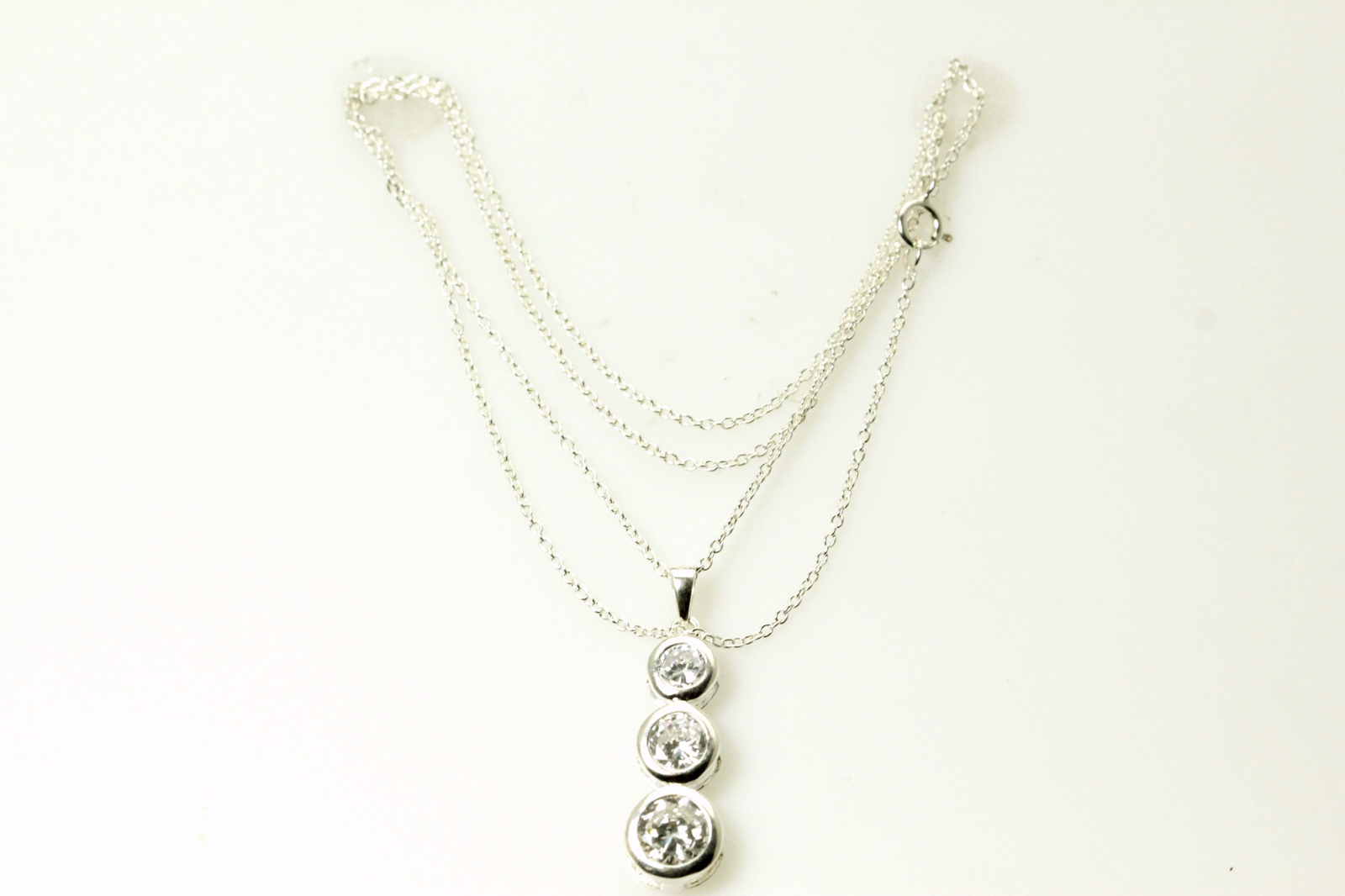 Beautiful 3 CZ Drop Pendant on a 18″ 925 Sterling Silver Chain 3.1g (NEC4281)