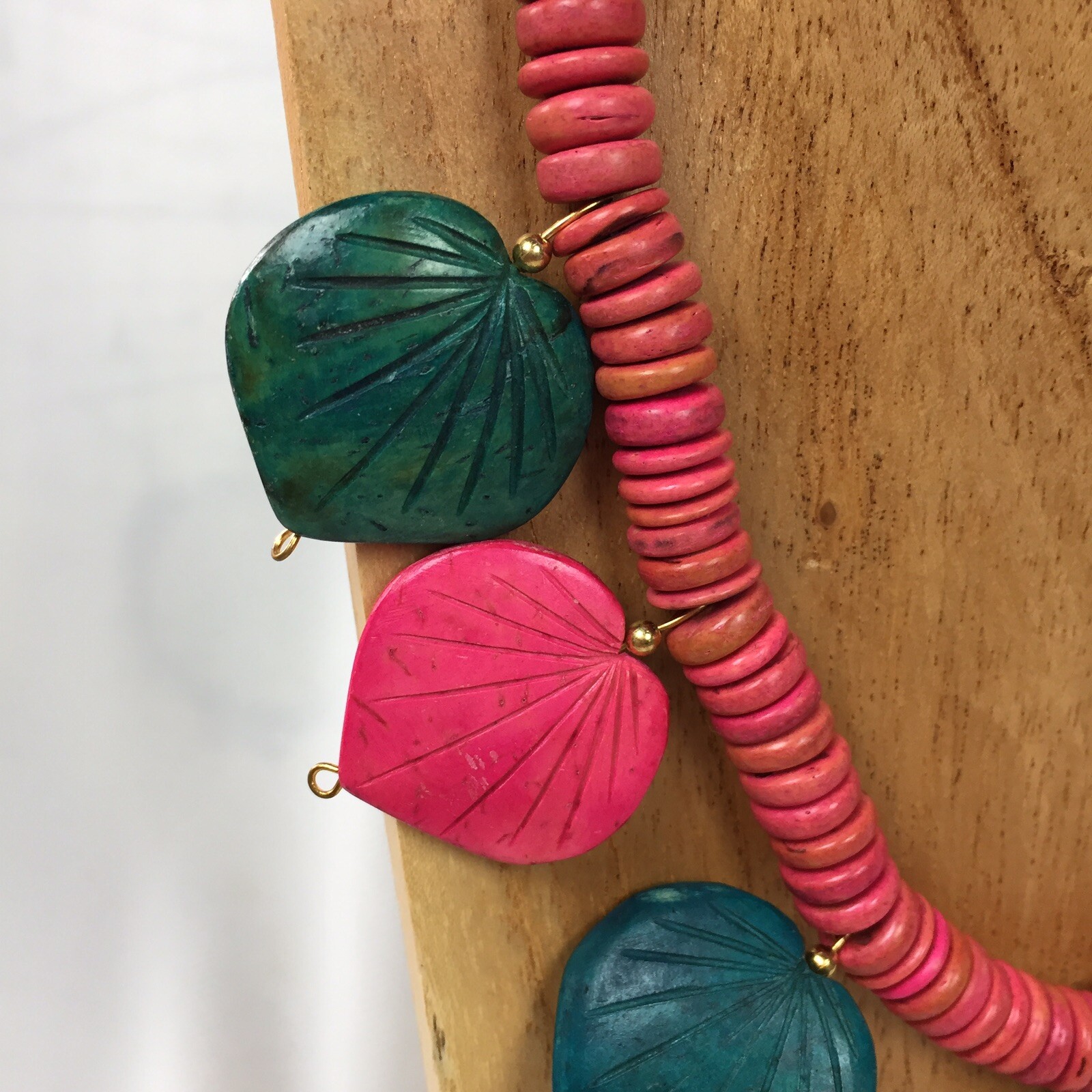 Vtg Tropical Wood Paradise Pink Leaf Necklace Womens Chunky Choker Necklace