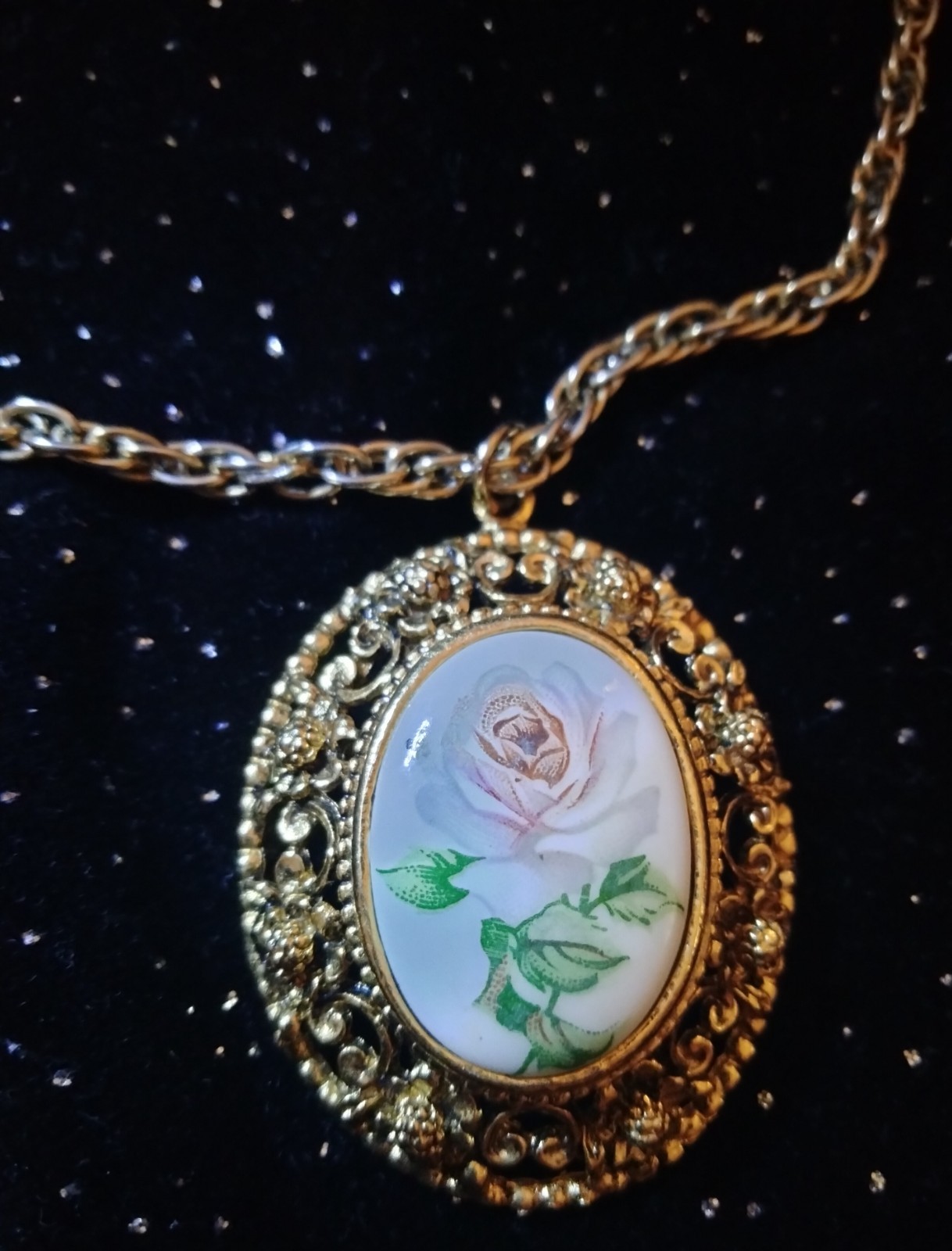 CAMEO NECKLACE PALE PINK ROSE, GOLD COLOR CHAIN APPROX. 24″ VICTORIAN, BEAUTIFUL
