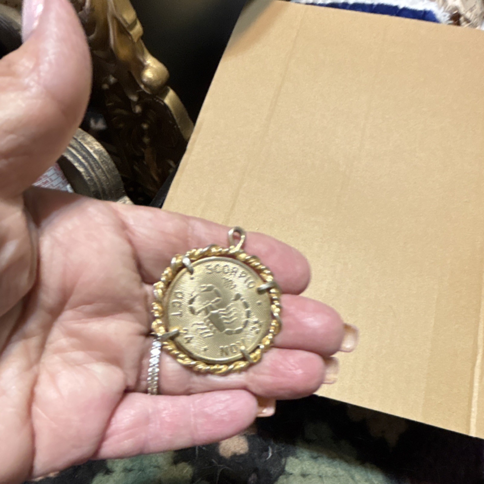 Coin-Style Round Medal Pendant Gold Tone Rope Edge Frame Metal Gold & Silver
