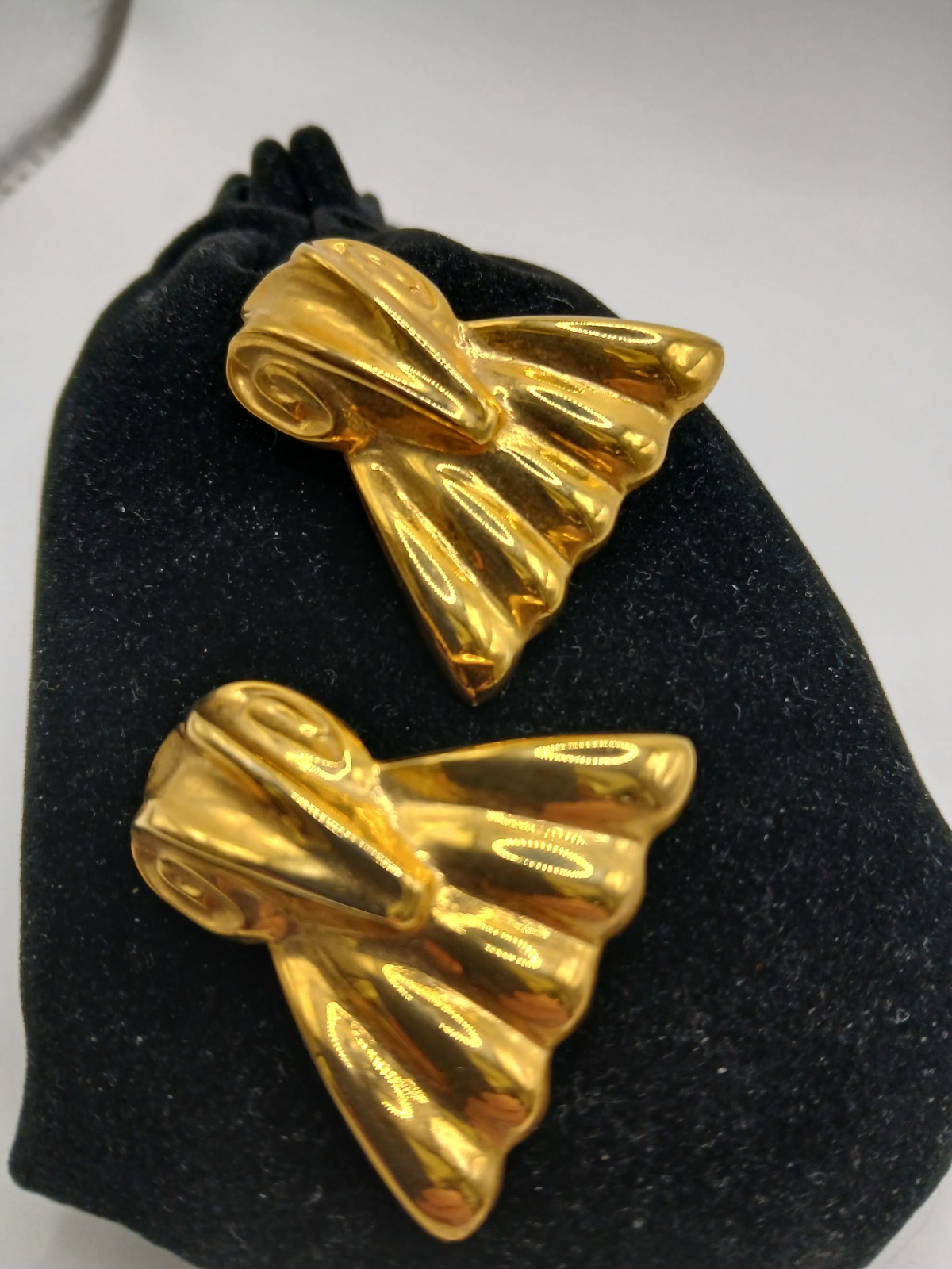 Premier Designs Large Gold Toned Stylized Clip On Earrings. NWT