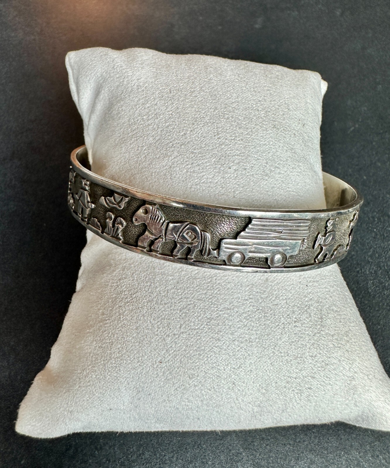 RARE Navajo FLOYD BECENTI Sterling Silver Traditional Storyteller Bangle Vintage